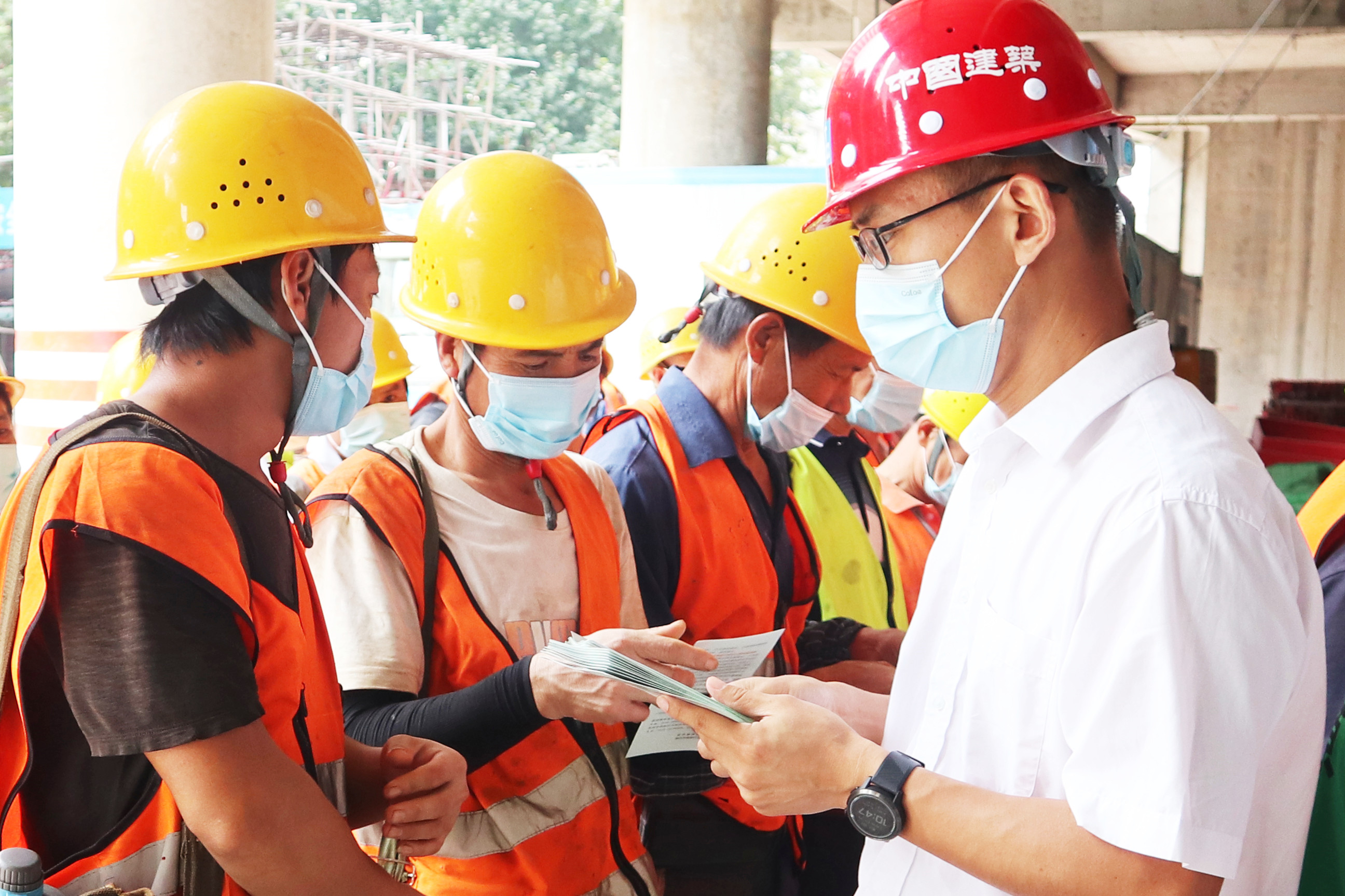 工作人员为工友发放宣传单.jpg 工作人员为工友发放宣传单.jpg