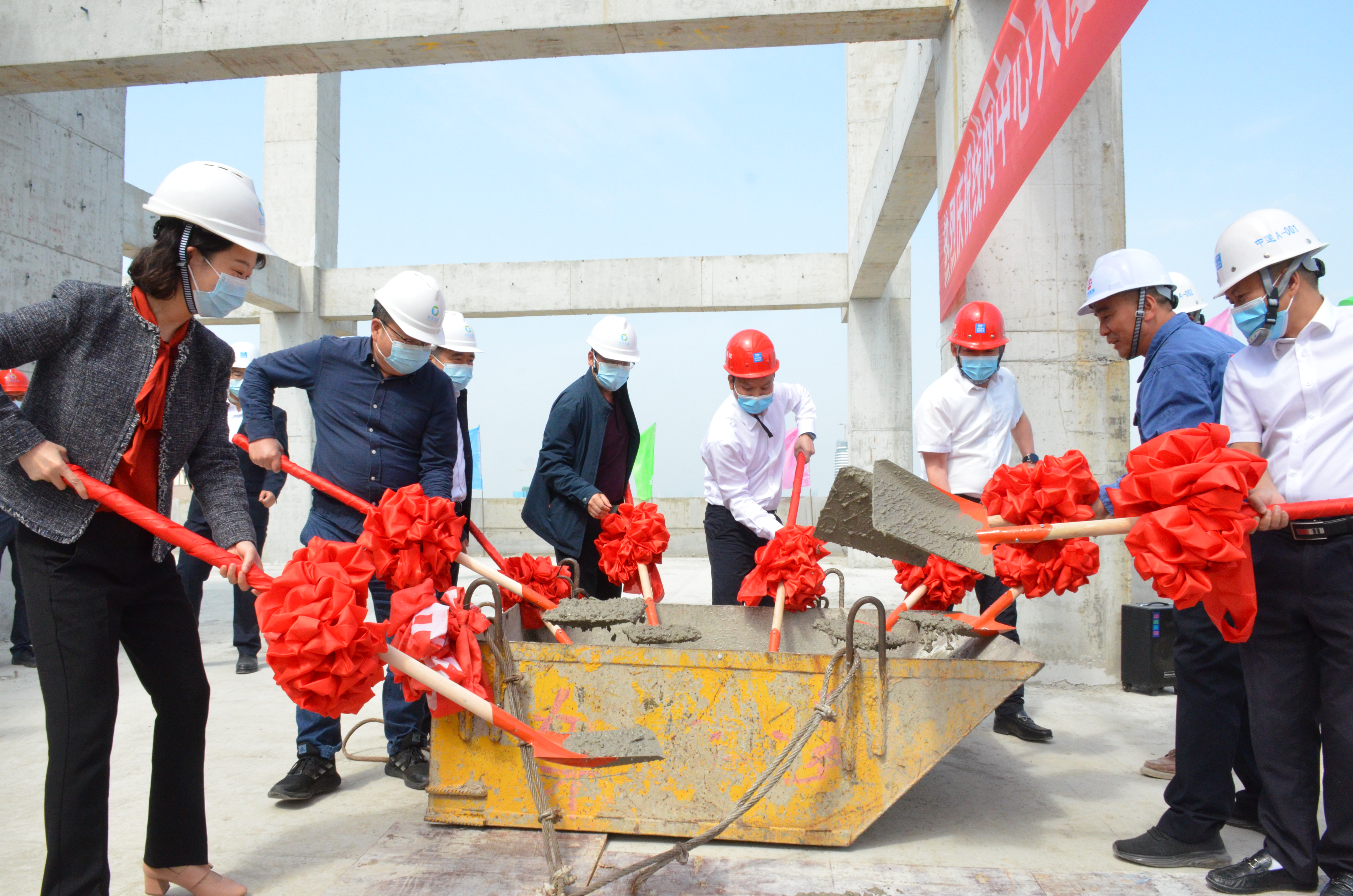 浇筑混凝土.jpg 浇筑混凝土.jpg