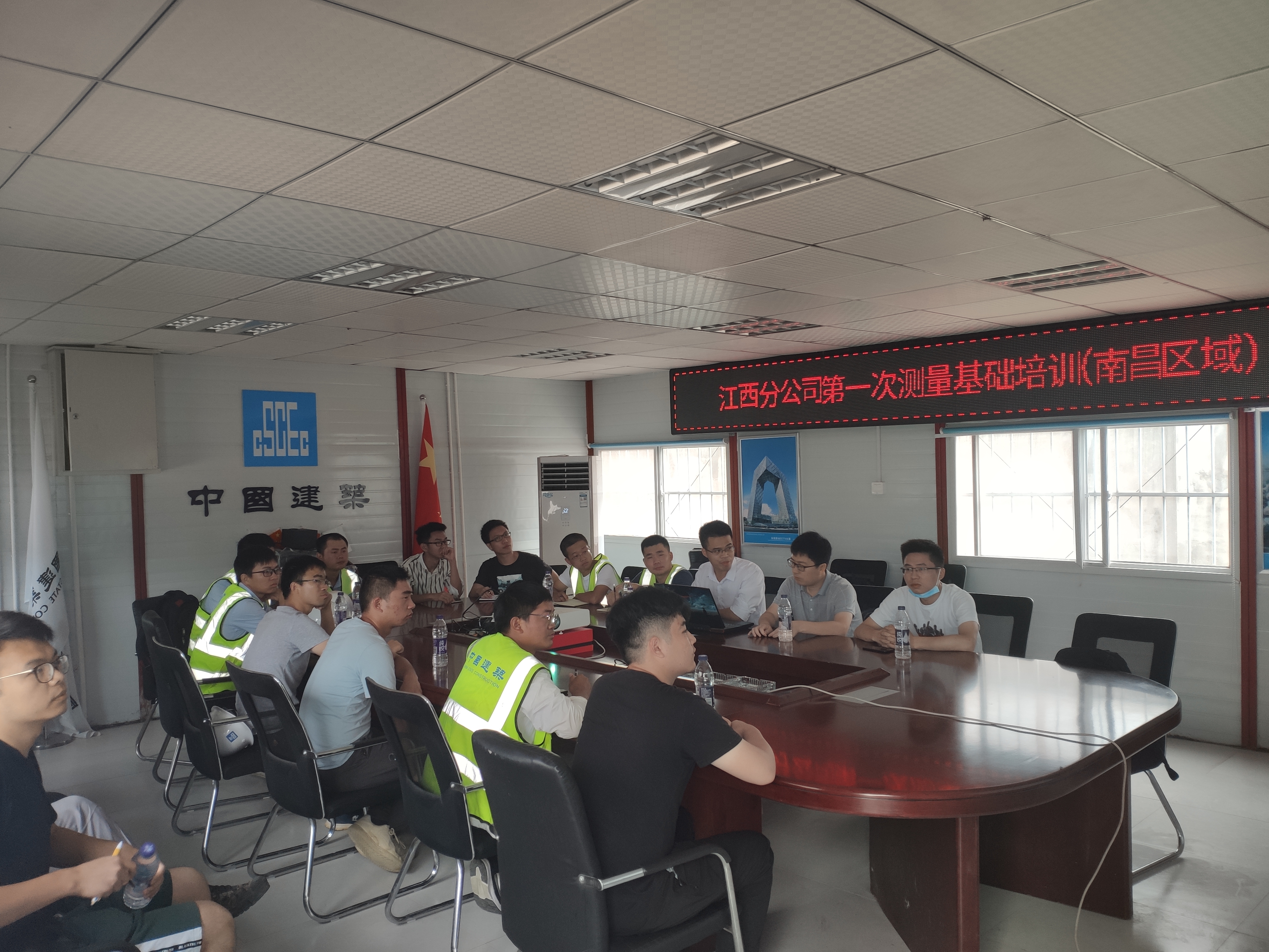 在会议室进行测量基础知识理论培训.jpg 在会议室进行测量基础知识理论培训.jpg