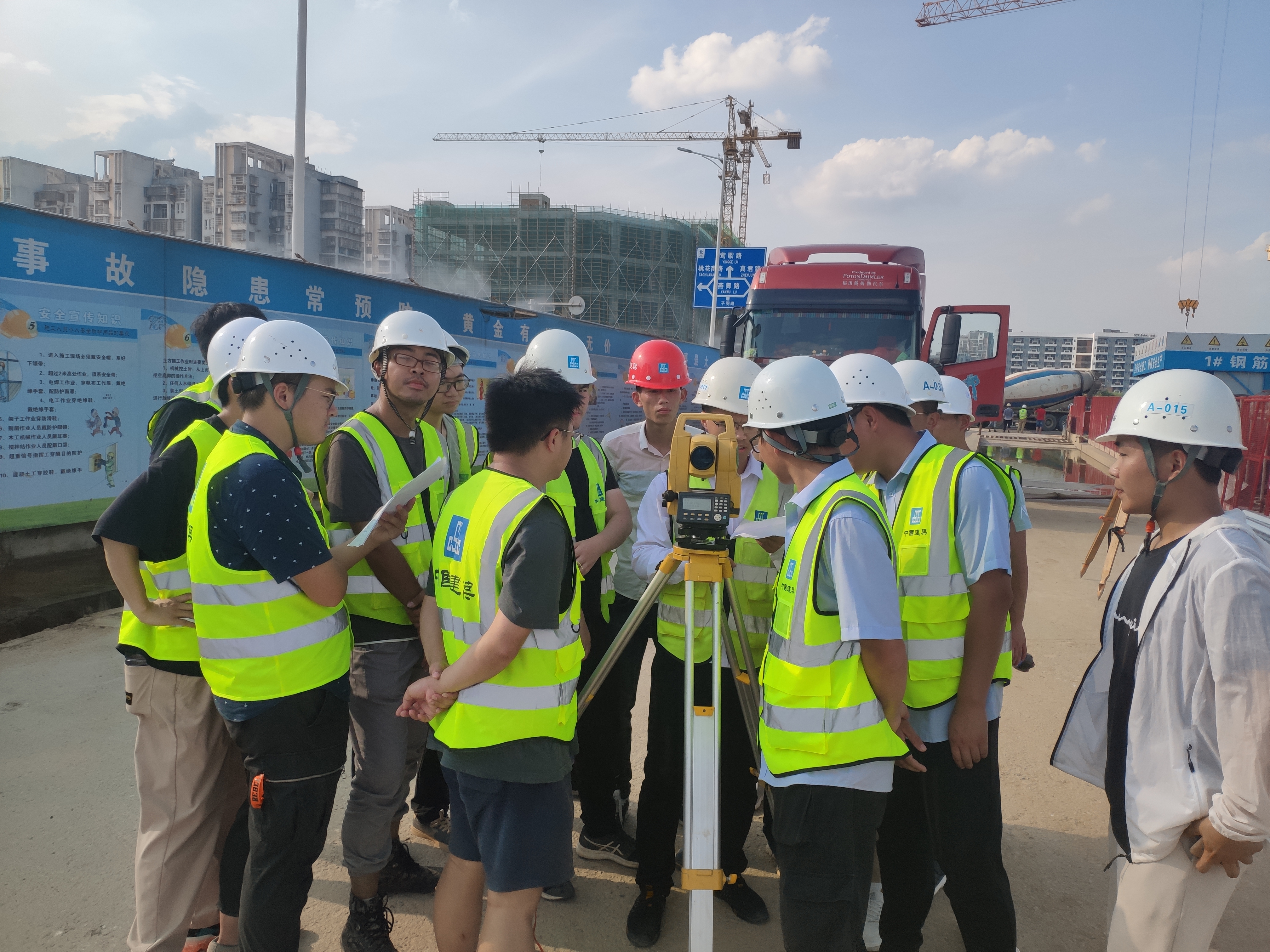 现场进行操作培训 (4).jpg 现场进行操作培训 (4).jpg