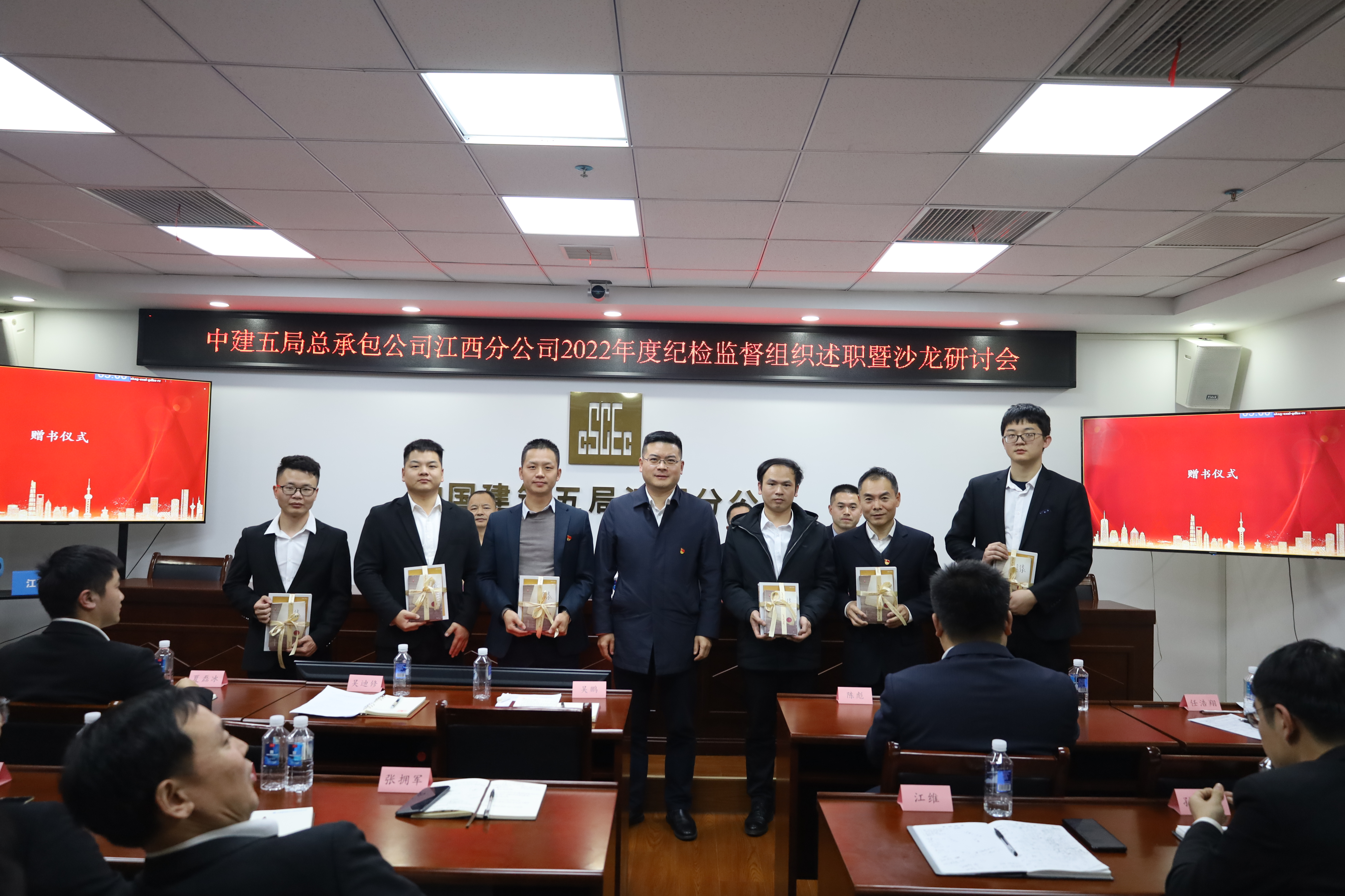 涂军为纪检人员赠送廉洁书籍.jpg 涂军为纪检人员赠送廉洁书籍.jpg