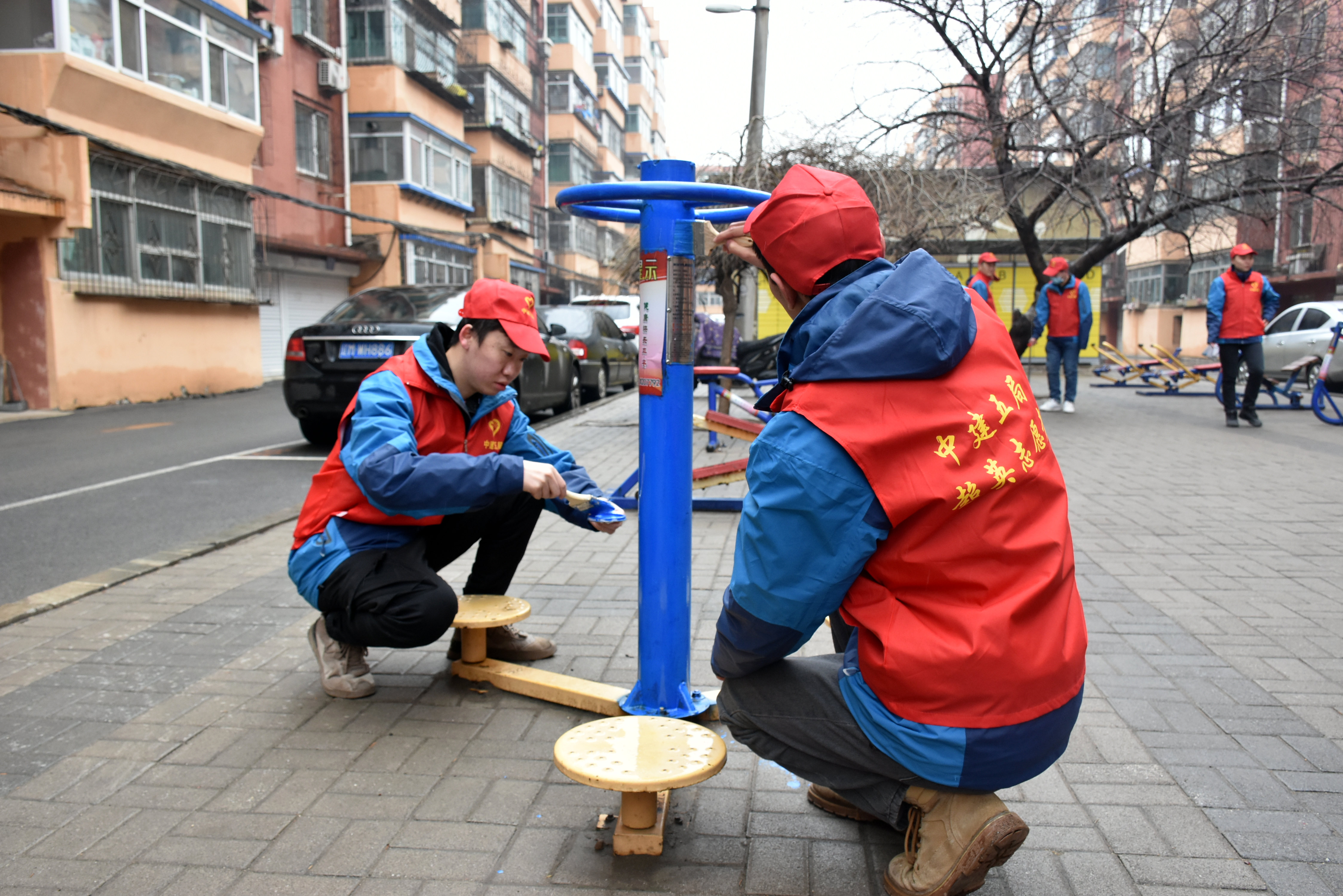 学习教育走深走实"学雷锋 爱沈阳 助创城"维护社区公共设施便民活动