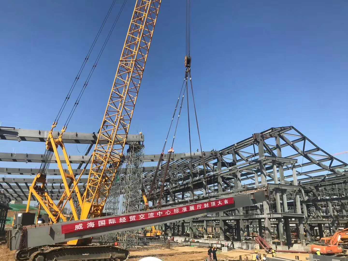 项目标准展厅最后一榀张弦梁吊装现场.jpg