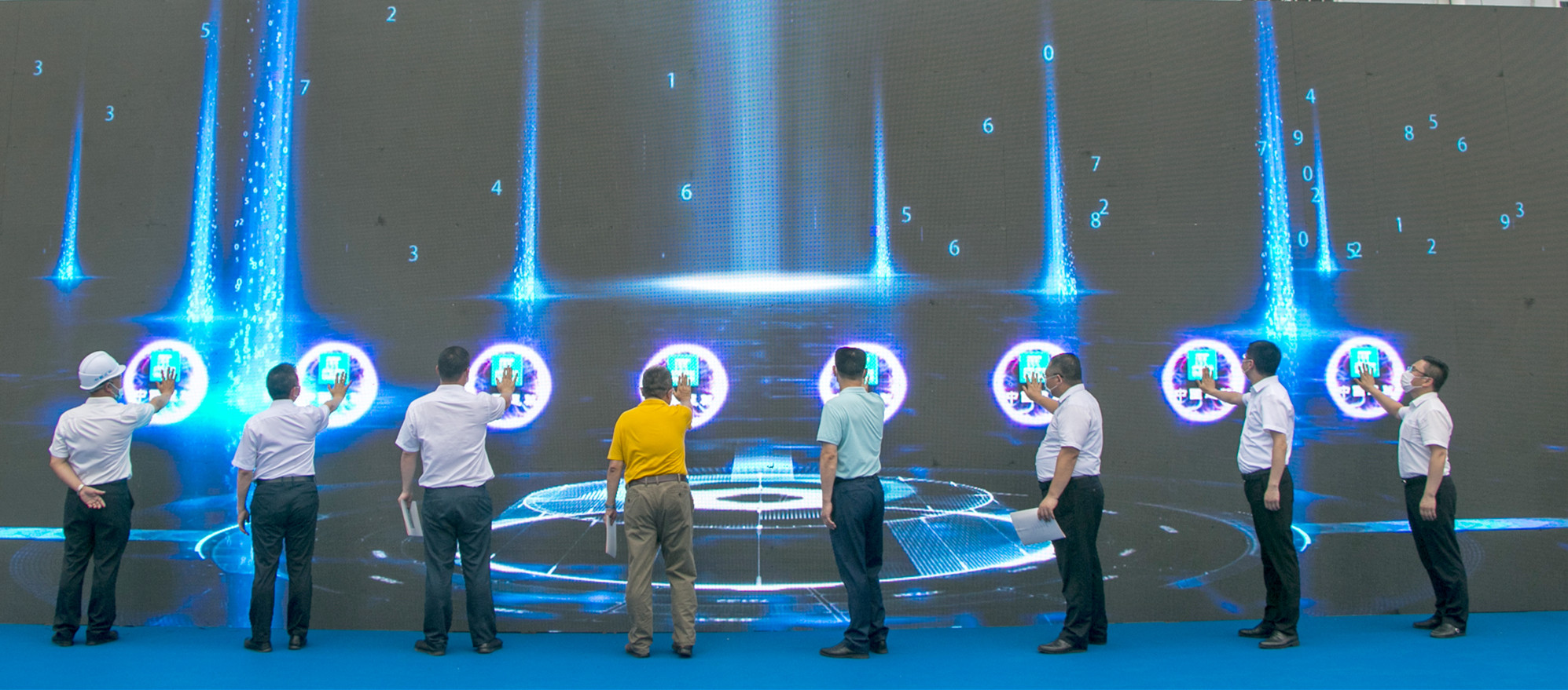 与会领导正式启动“安全生产月”仪式.jpg 与会领导正式启动“安全生产月”仪式.jpg