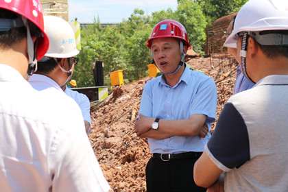 赣州市政府副秘书长温江涛到土木公司江西分公司赣州g105国道项目调研