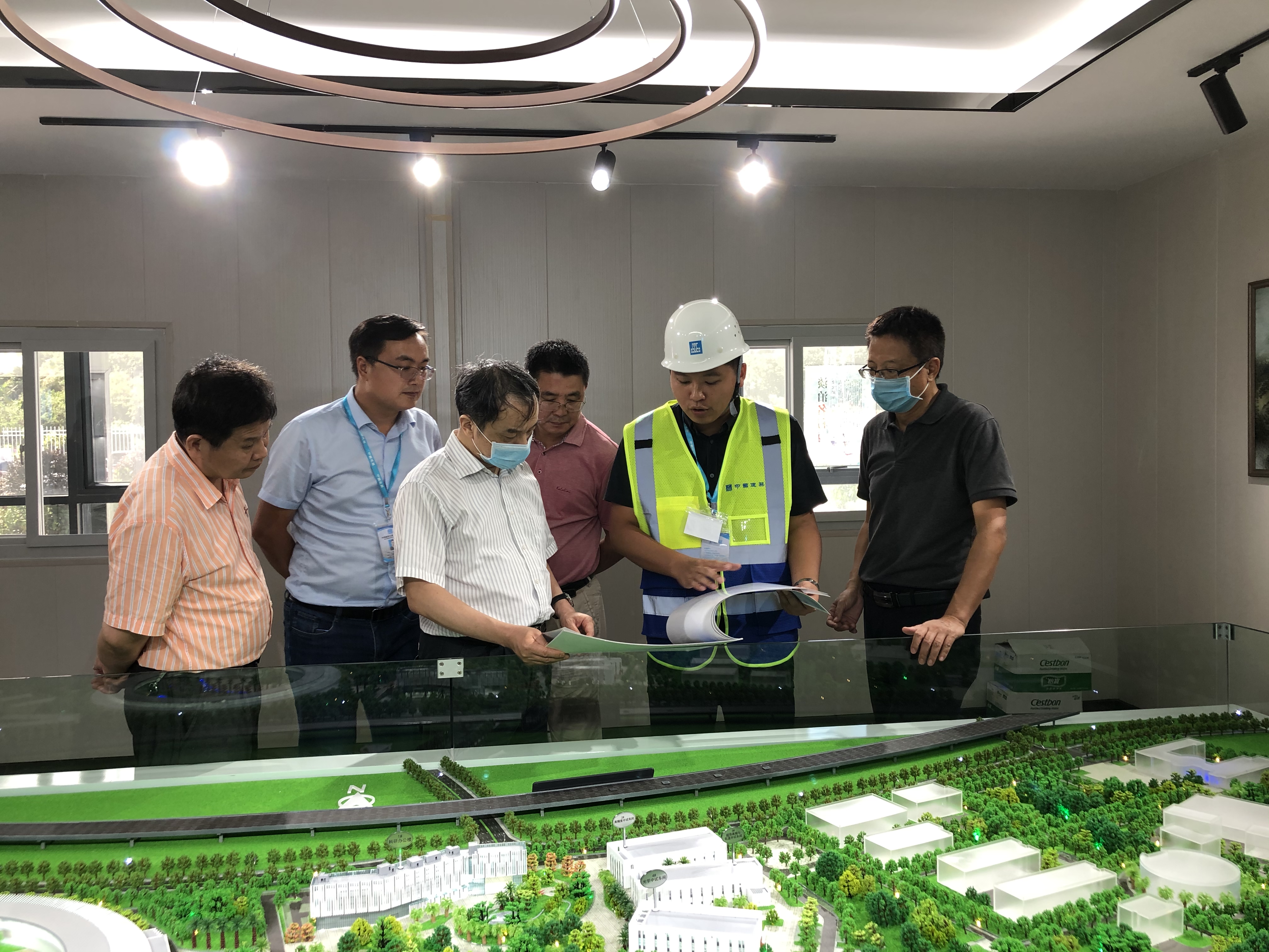 参观模型室.jpg