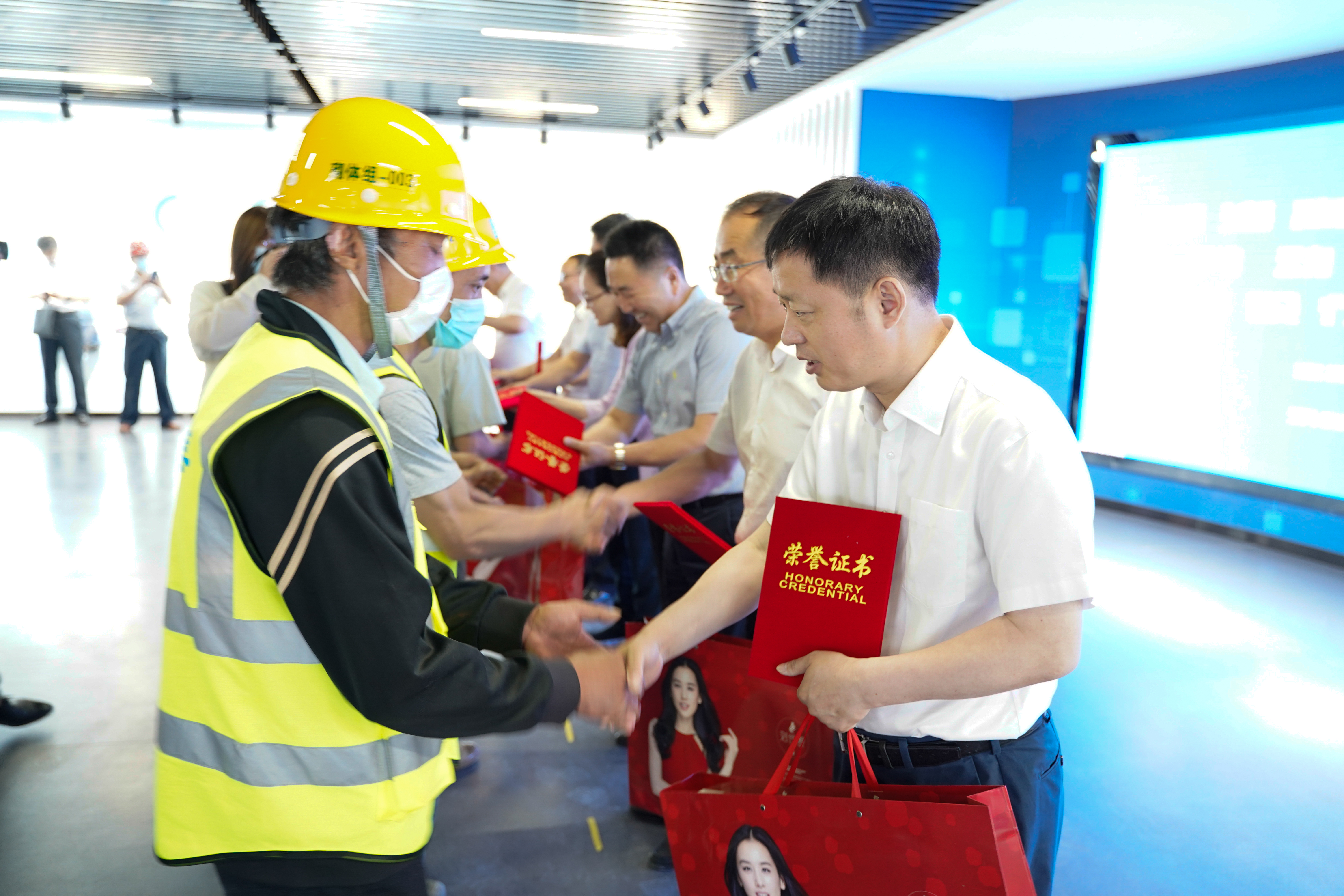 烟威分公司党总支书记、经理陆海荣颁奖（右一）.jpg
