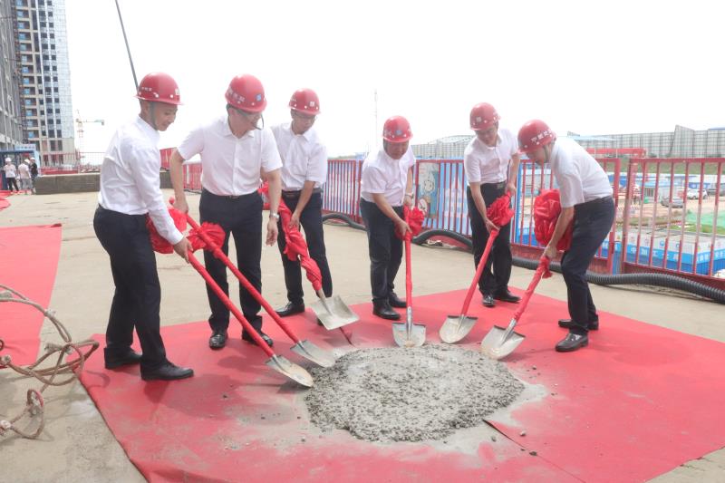 浇筑最后一方混凝土.jpg 浇筑最后一方混凝土.jpg