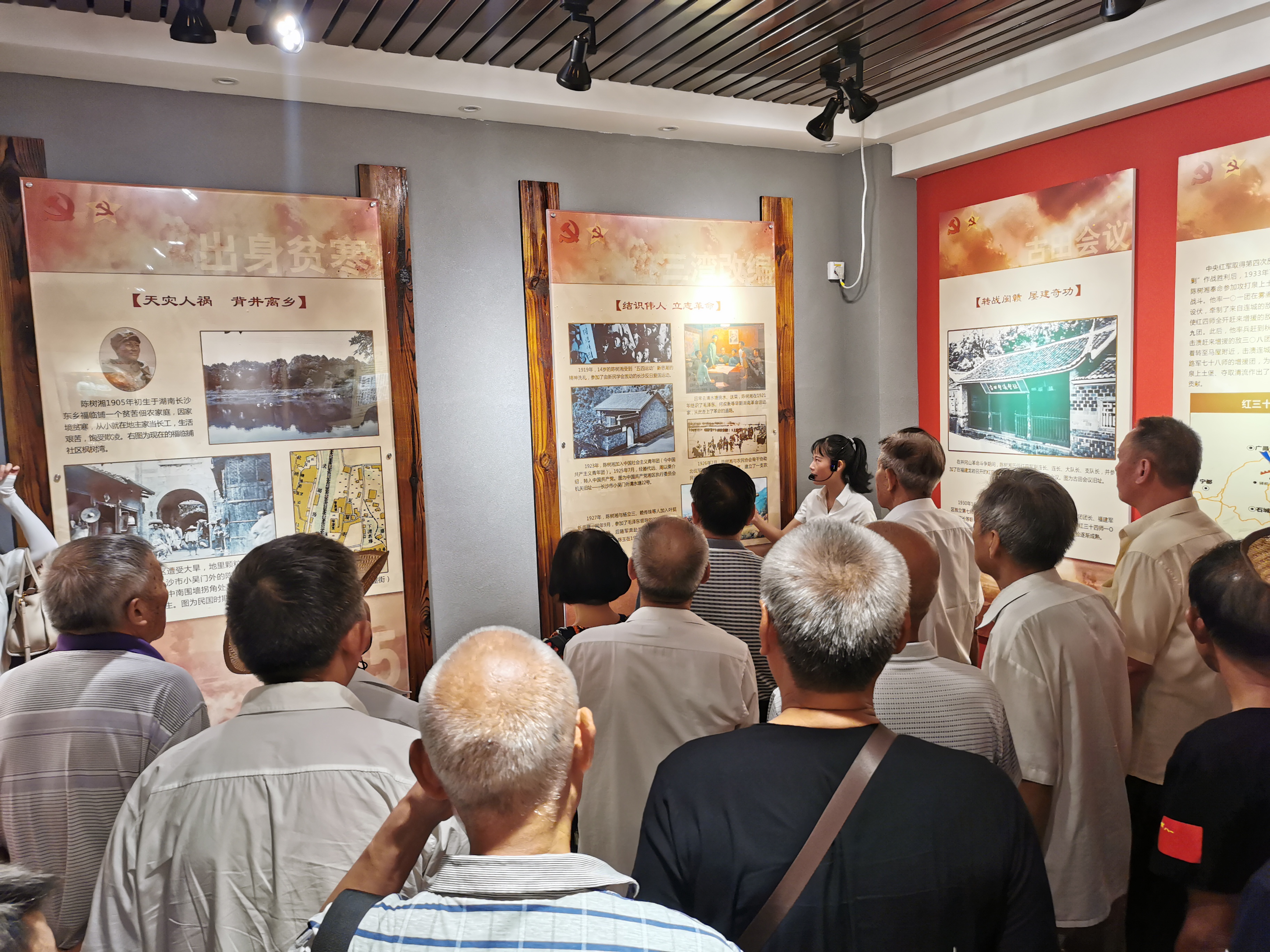 离退休党员及退伍军人聆听陈树湘烈士光荣事迹.jpg 离退休党员及退伍军人聆听陈树湘烈士光荣事迹.jpg