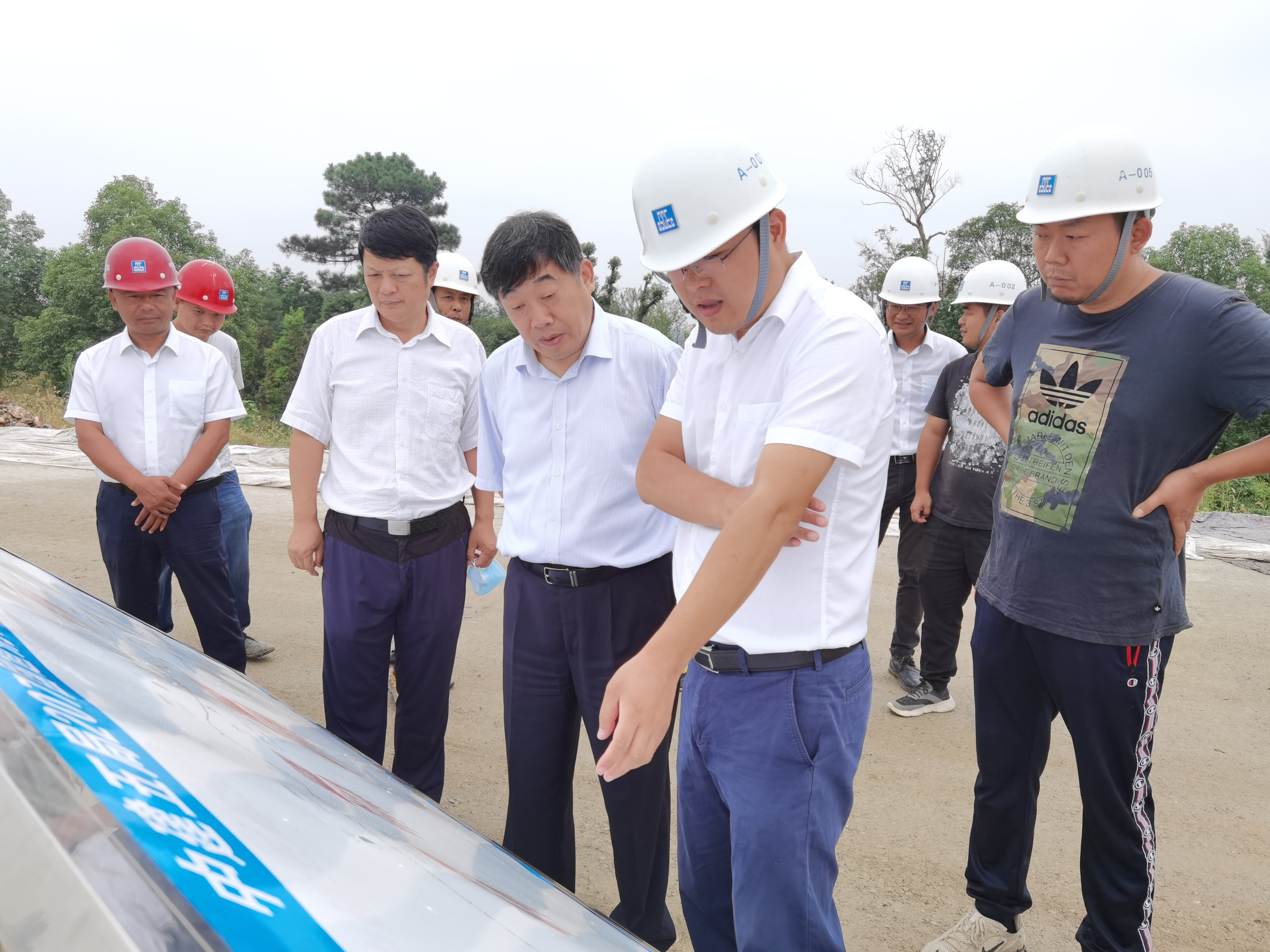 听取项目汇报 (2).jpg