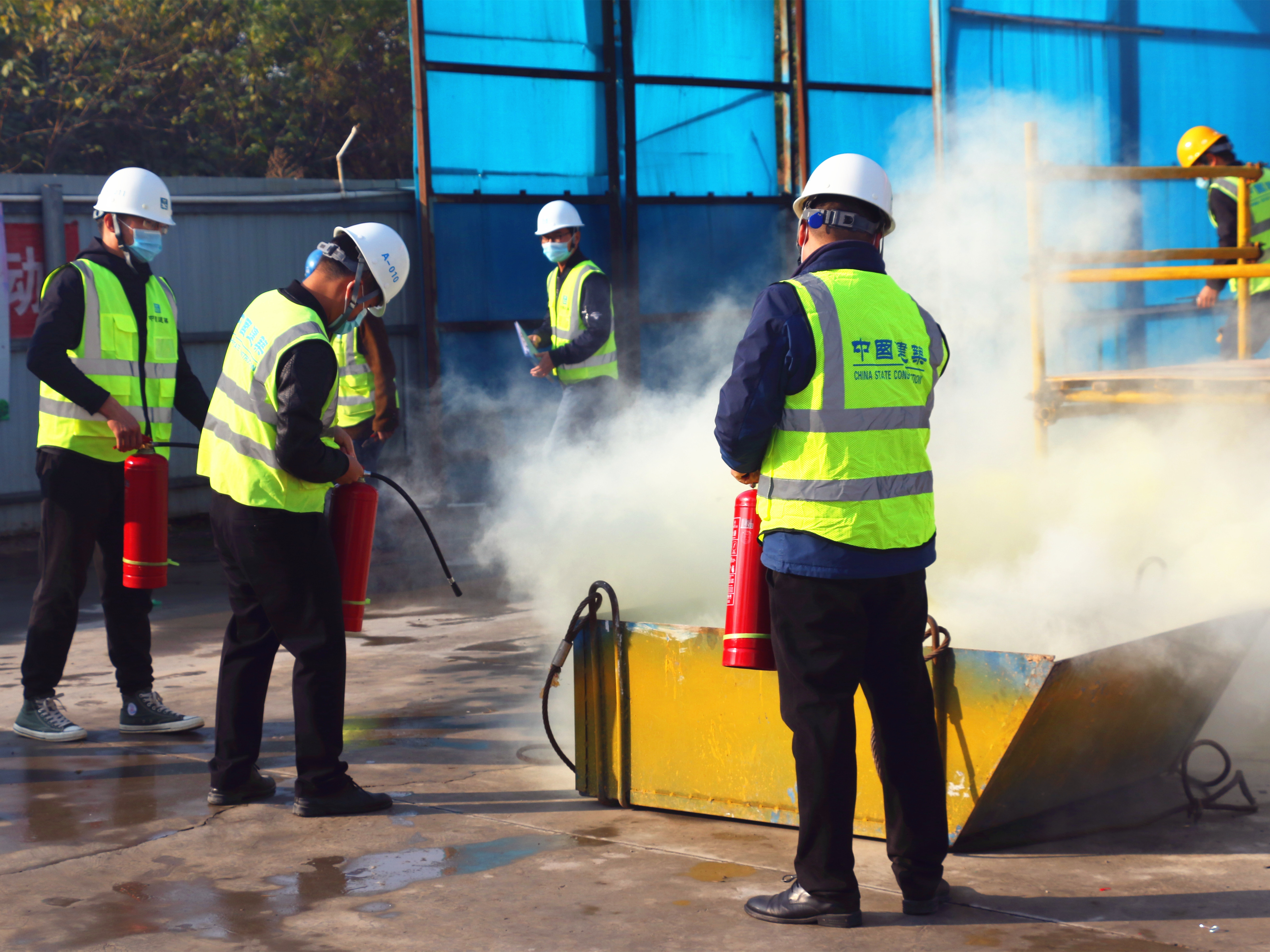 2、消防应急演练_副本.jpg 2、消防应急演练_副本.jpg