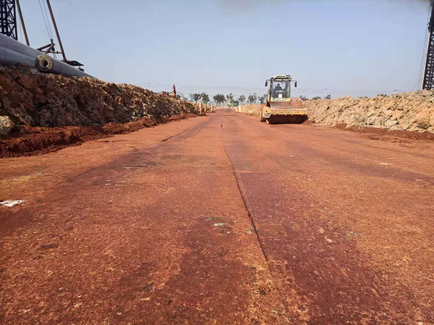 公司九江综合保税区标准厂房及仓库工程项目进行市政道路首层路基填筑