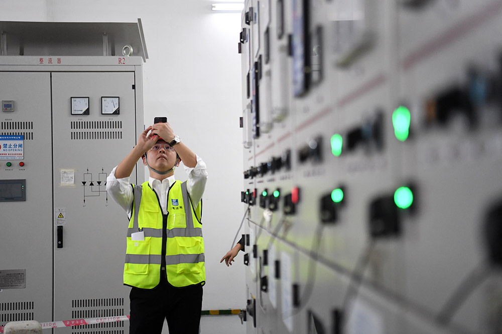 变电机房观摩.jpg 变电机房观摩.jpg