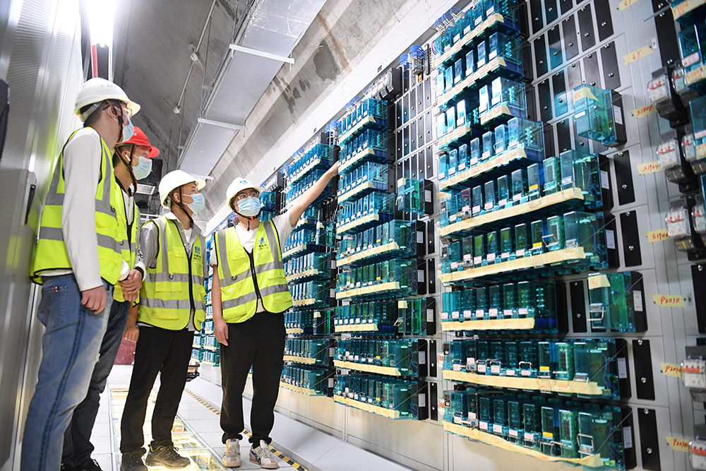 信号机房观摩.jpg 信号机房观摩.jpg