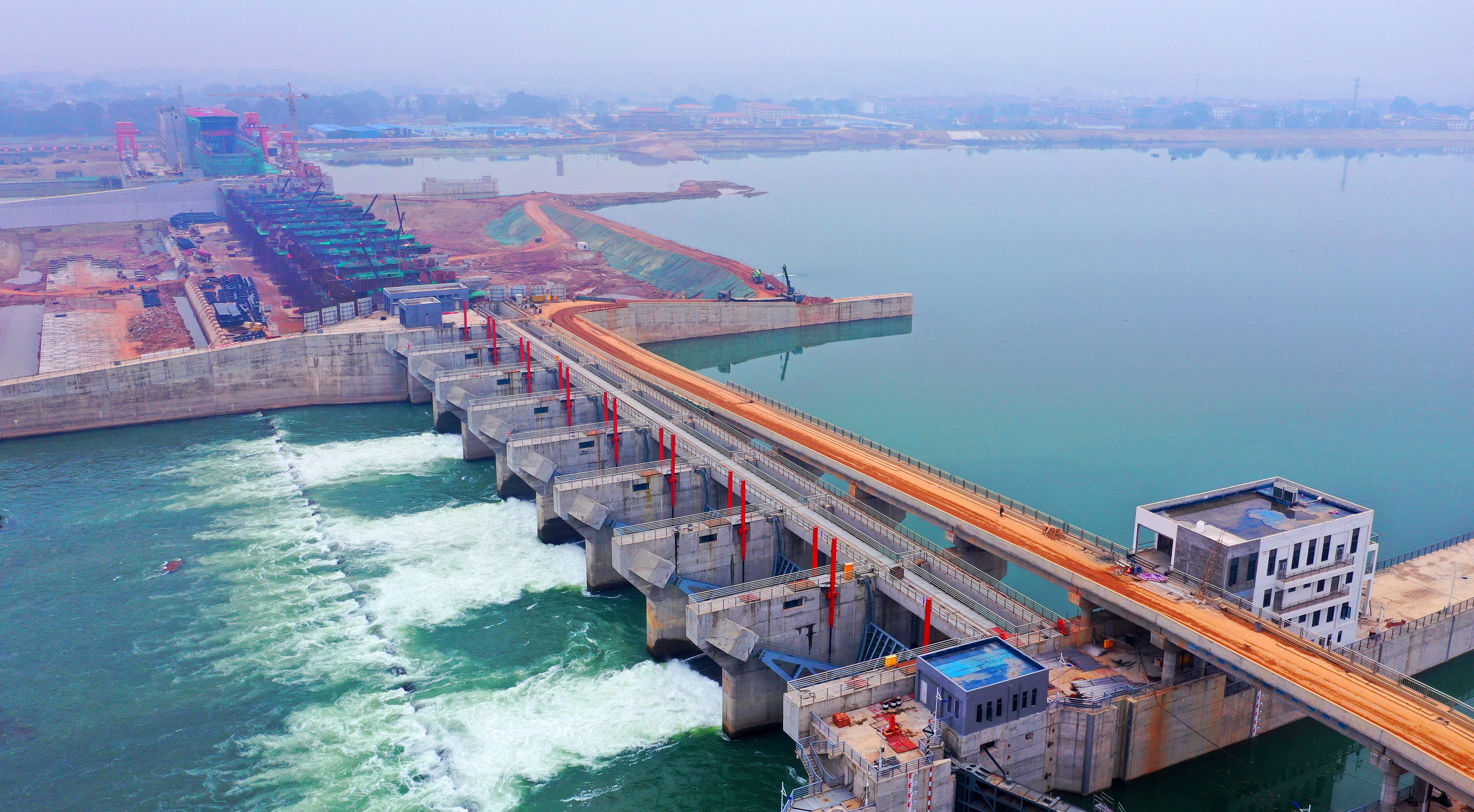 航拍4 井冈山航电枢纽项目泄水闸（作者：邓和平）.jpg
