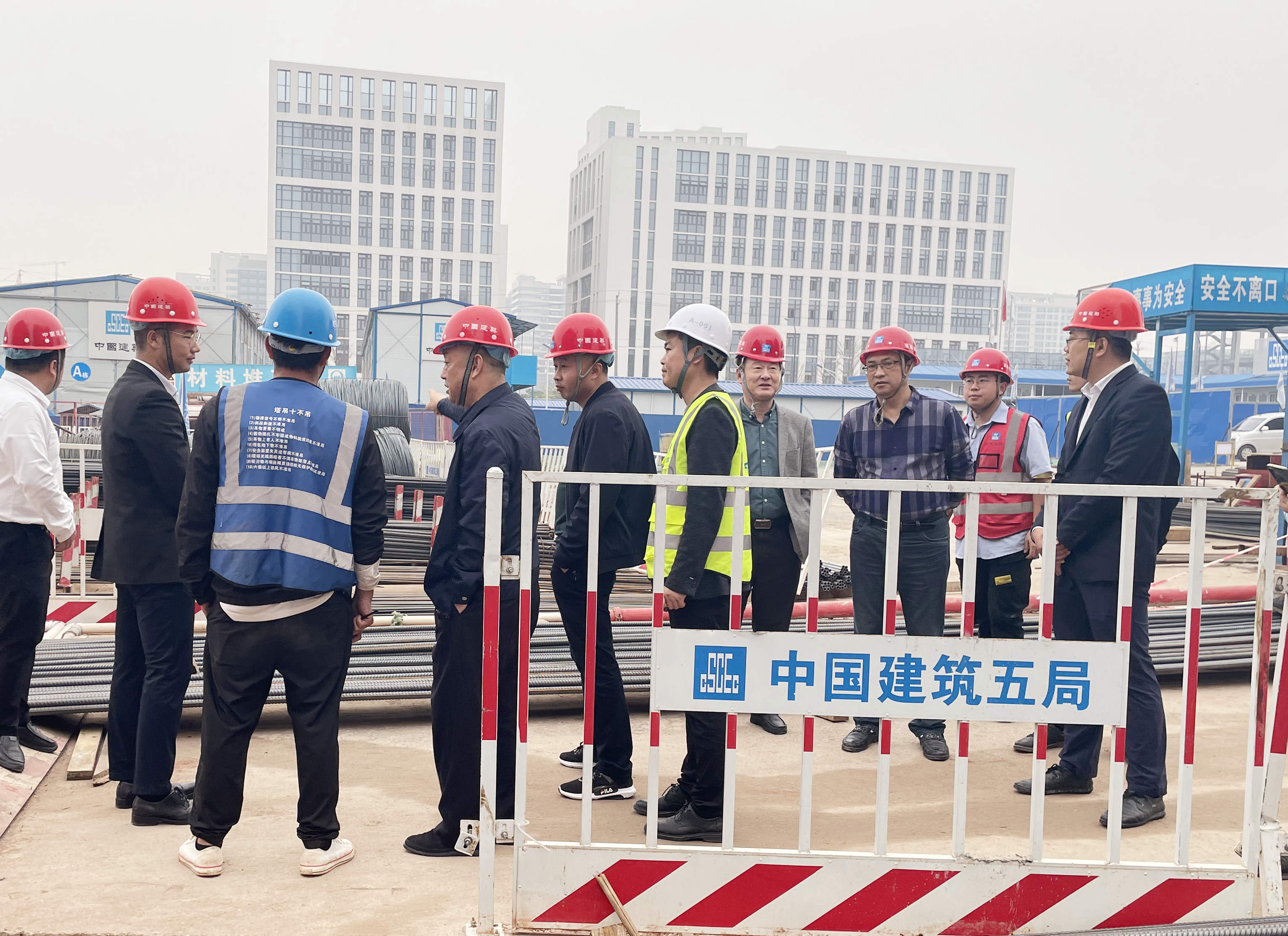 冯涛(左五)到施工现场查看_副本.jpg 冯涛(左五)到施工现场查看_副本.jpg