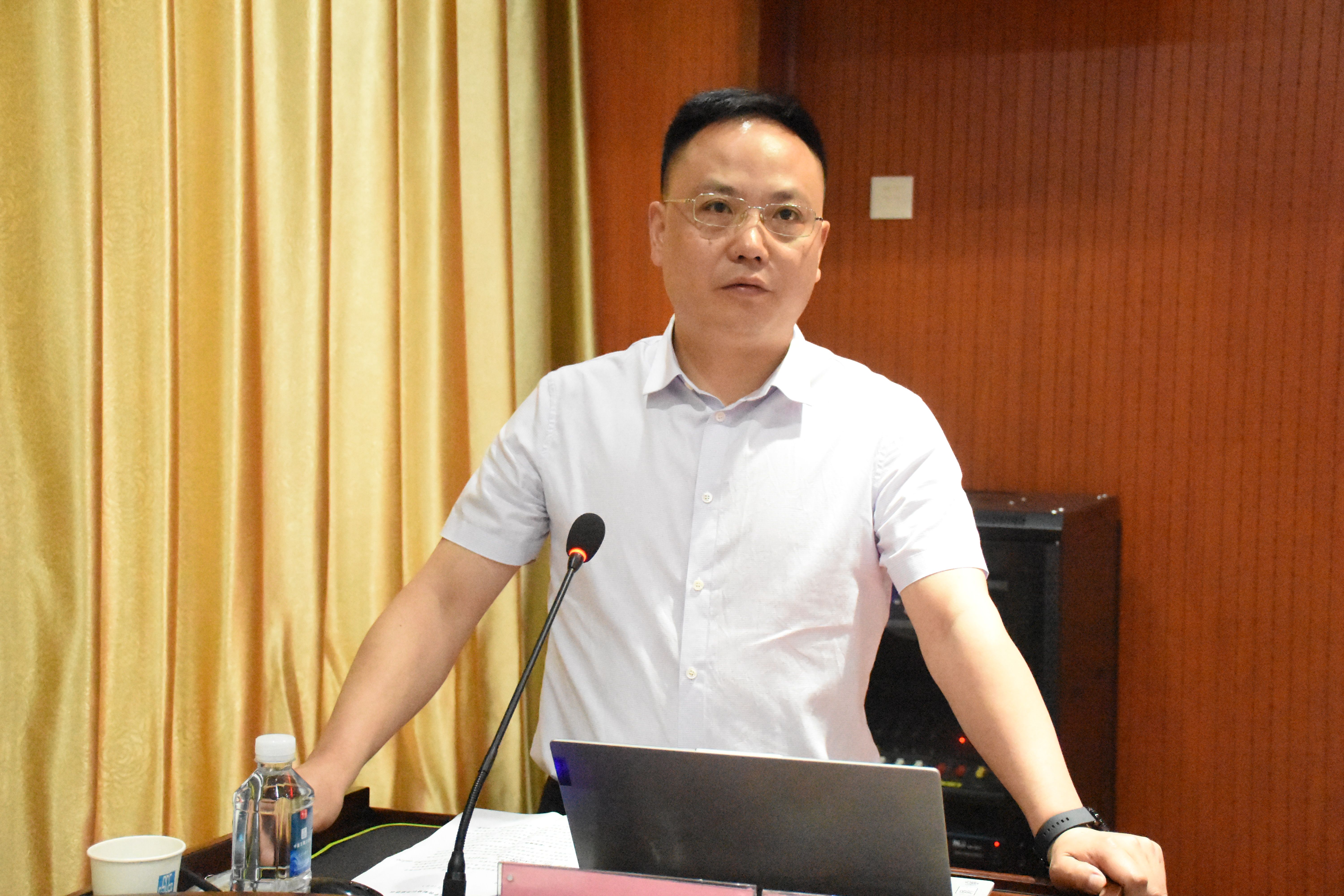 彭亿洲讲话.jpg 彭亿洲讲话.jpg