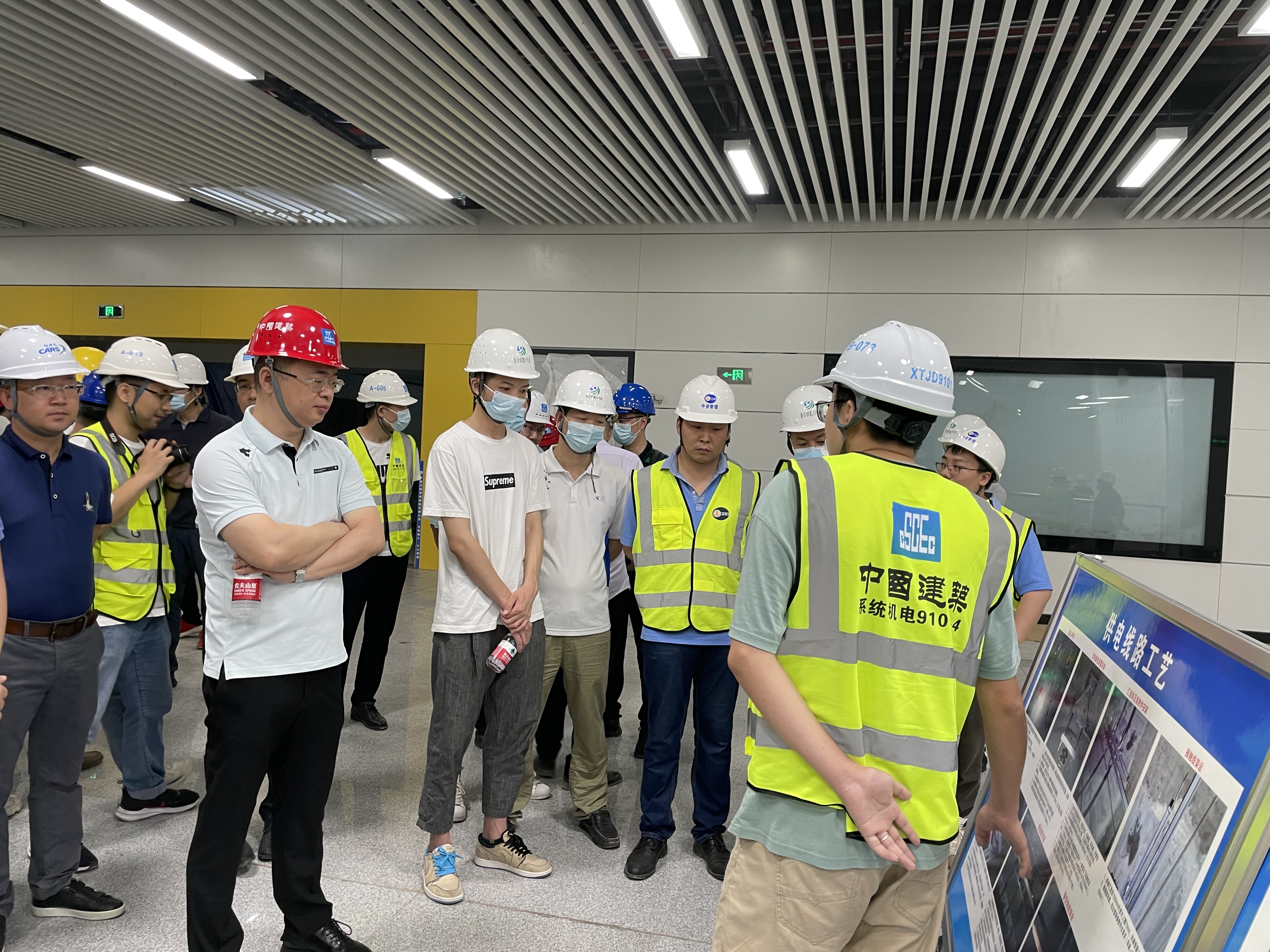 工作人员向验收组介绍安装工艺(刘丽莉 摄).jpg 工作人员向验收组介绍安装工艺(刘丽莉 摄).jpg