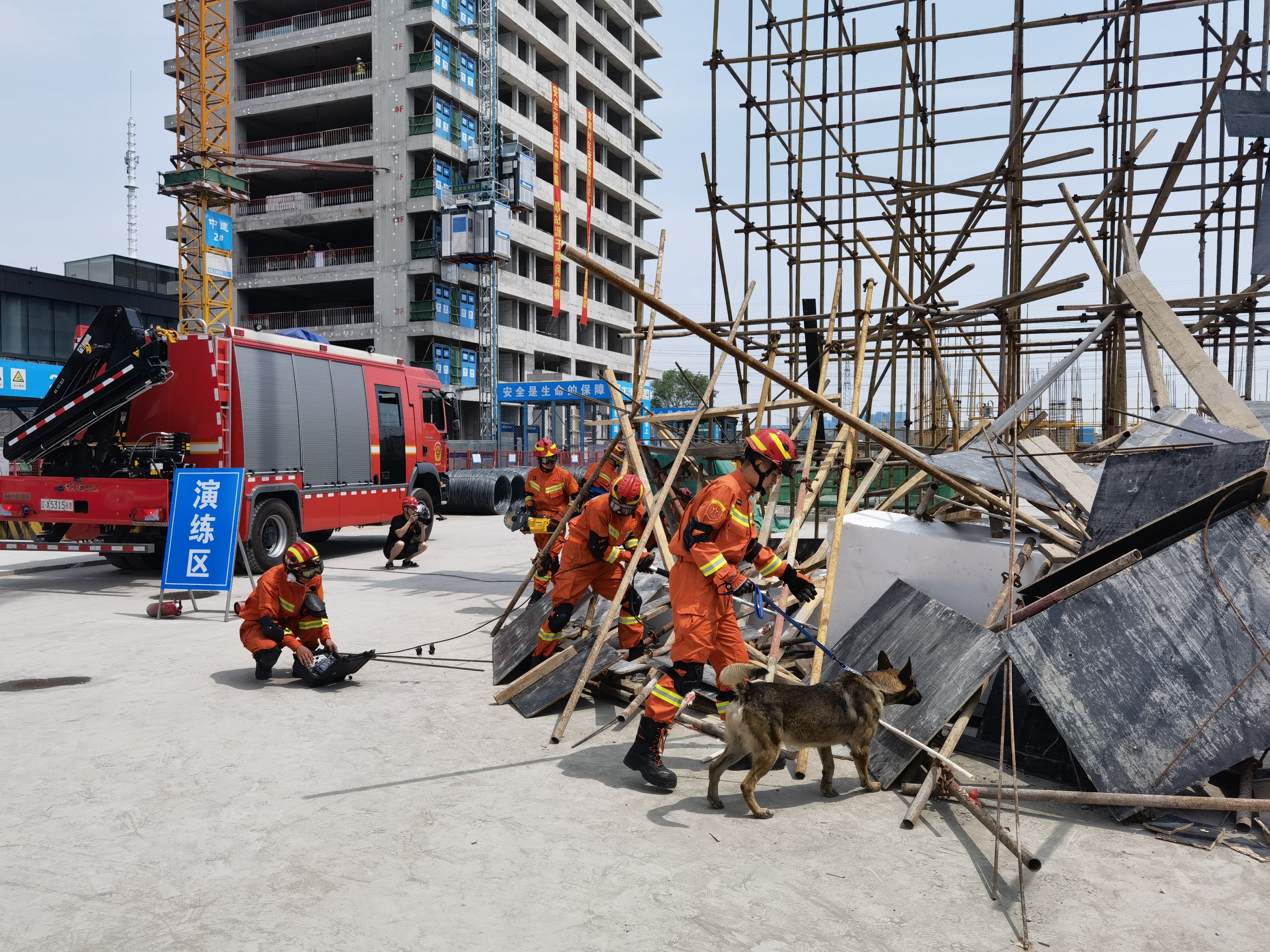 模拟坍塌事故现场辽宁消防救援支队进行搜救救援工作.jpg