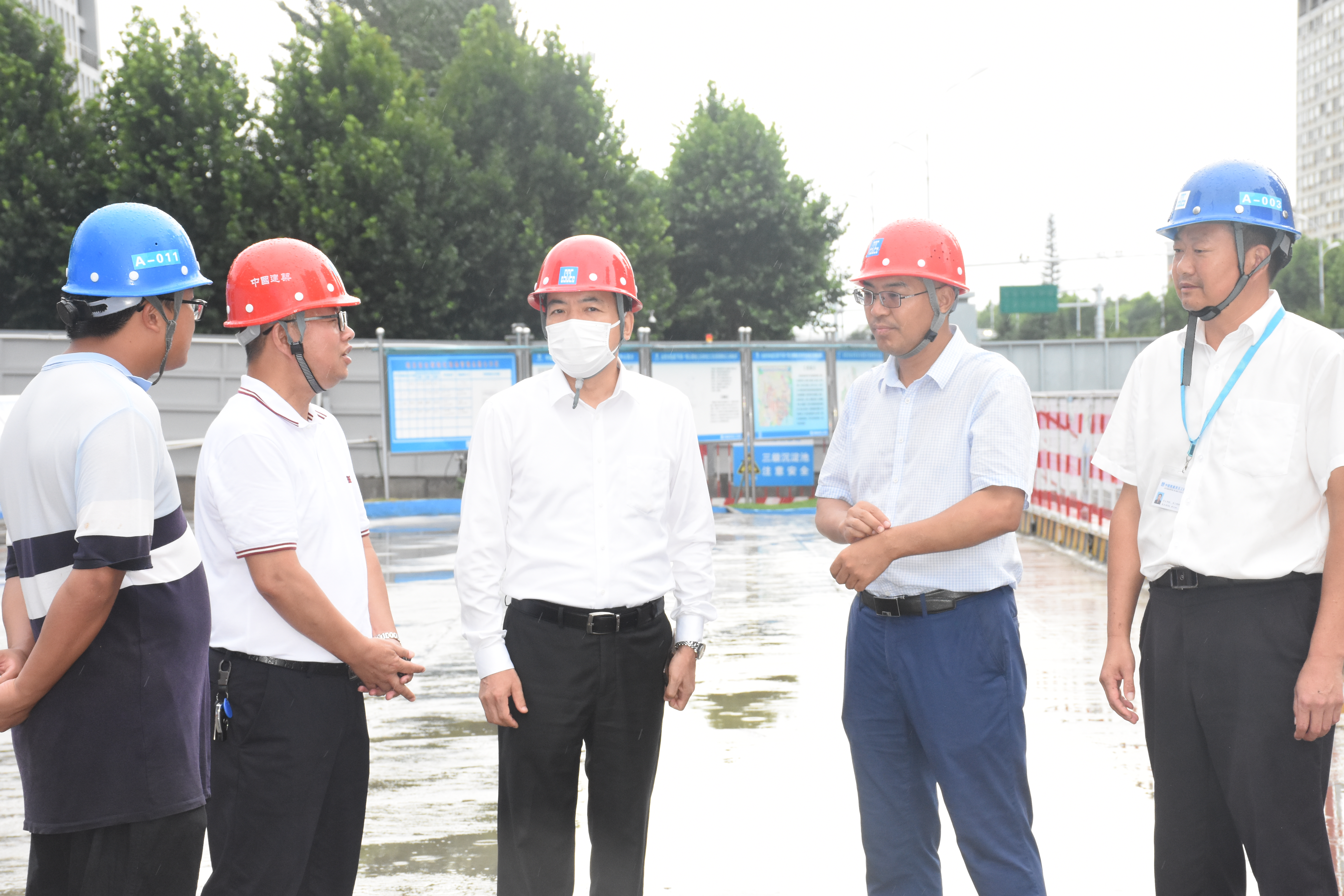 中建基础纪委书记李春检查现场（左起第三个）.JPG
