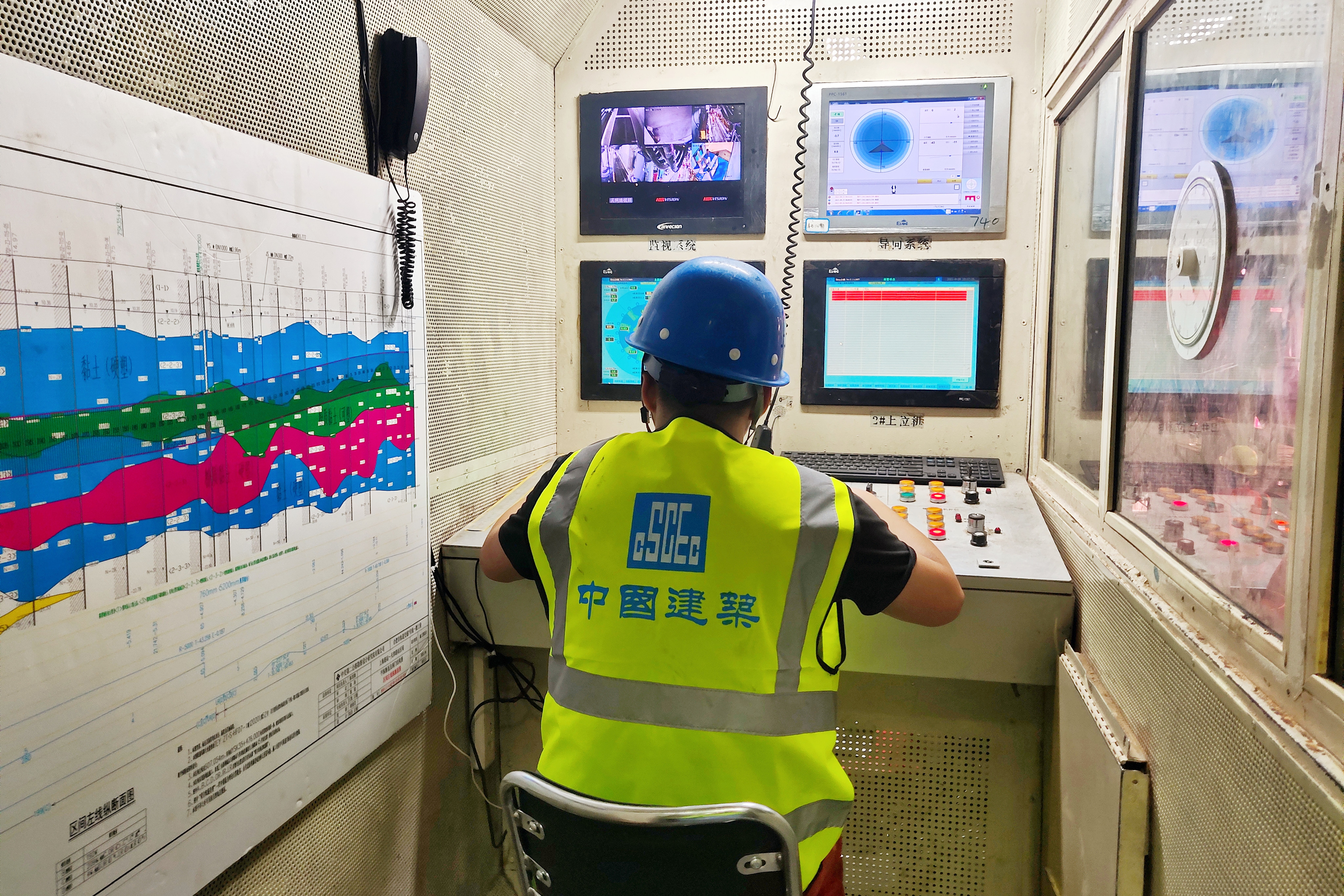 盾构机驾驶员操作盾构机.jpg 盾构机驾驶员操作盾构机.jpg