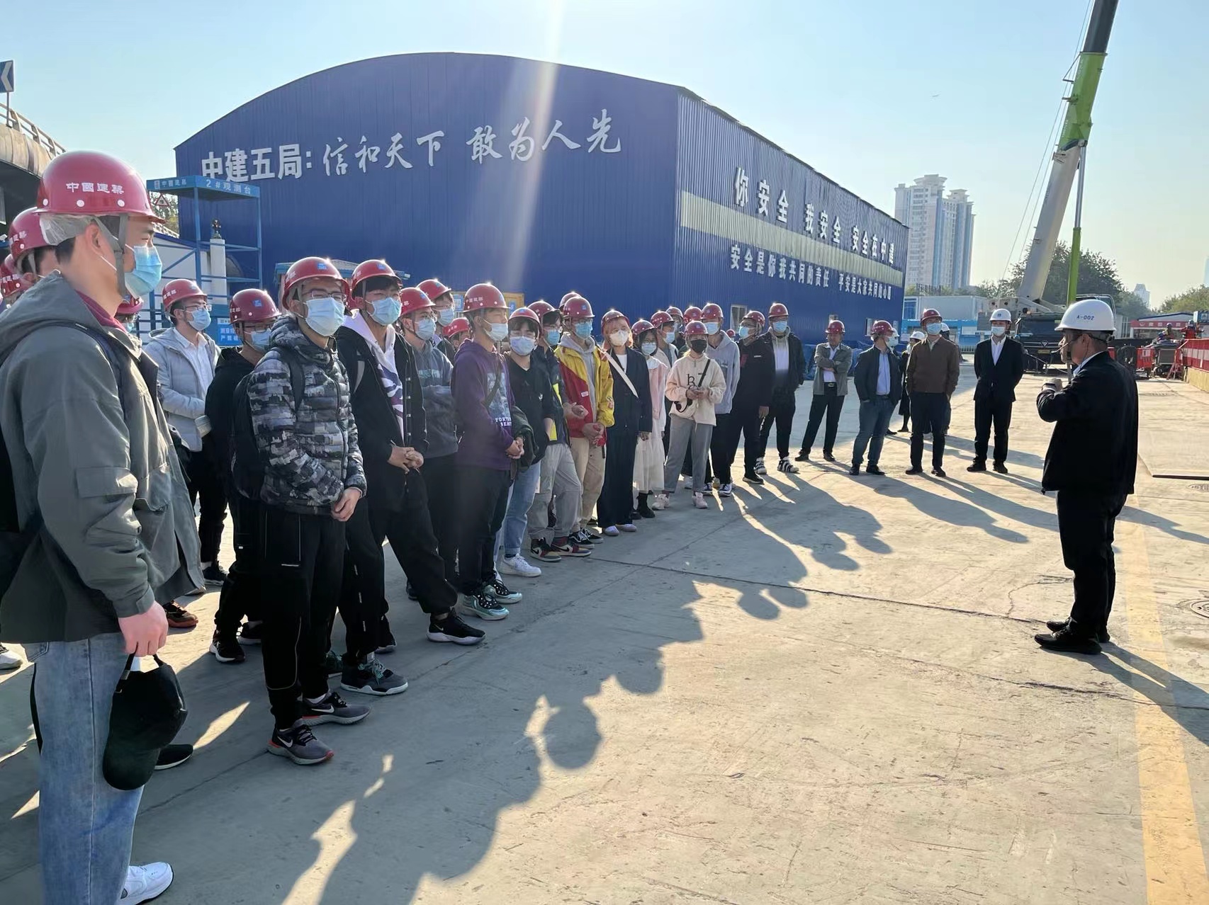 1参观施工现场1.jpg 1参观施工现场1.jpg