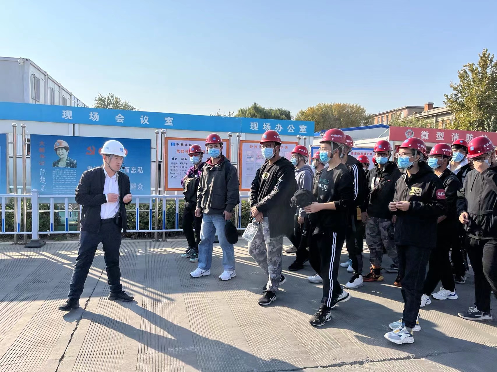 2参观施工现场2.jpg 2参观施工现场2.jpg