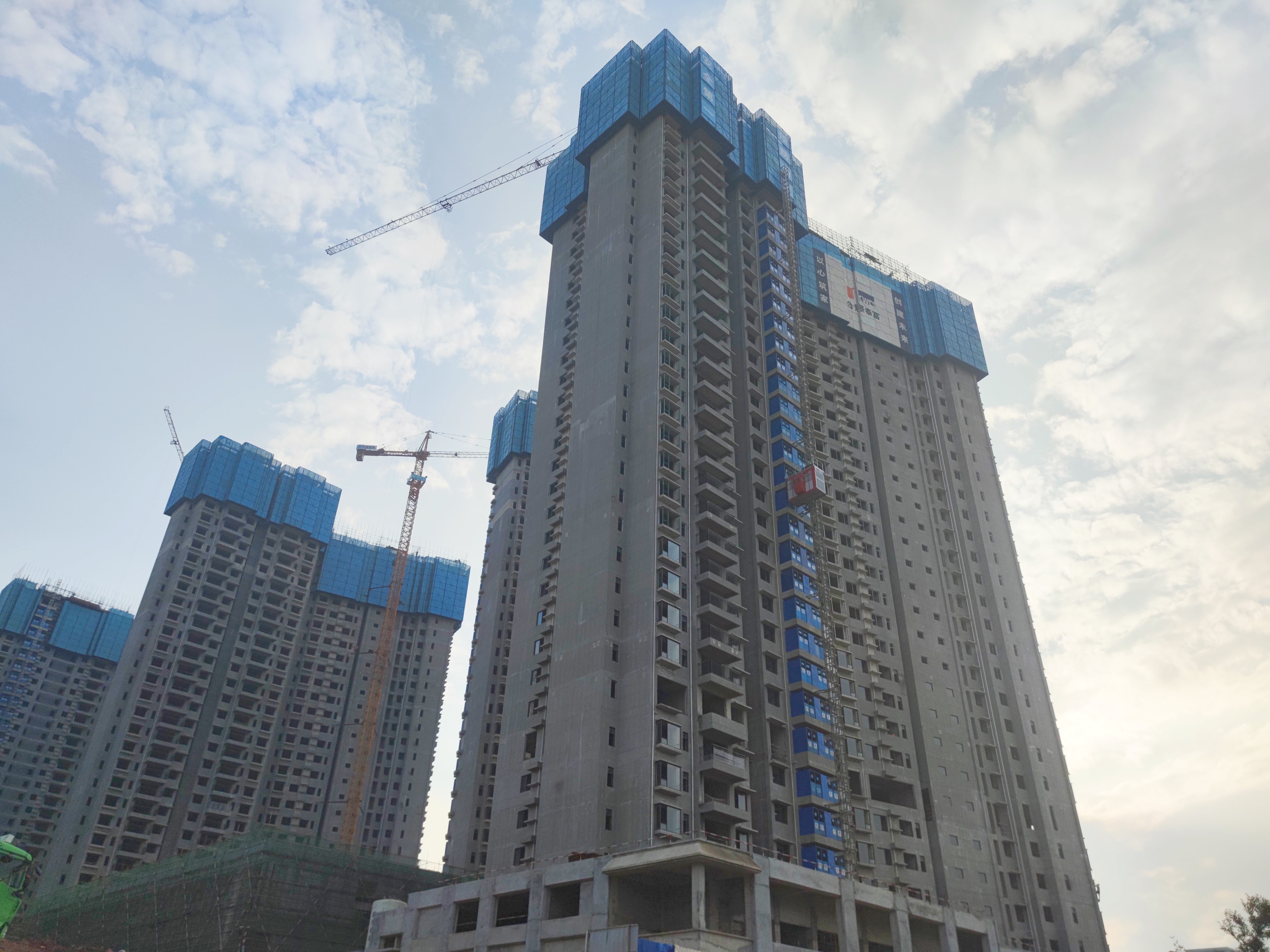 华南公司广西南宁合景叠翠峰项目回迁区6栋楼完成全面封顶