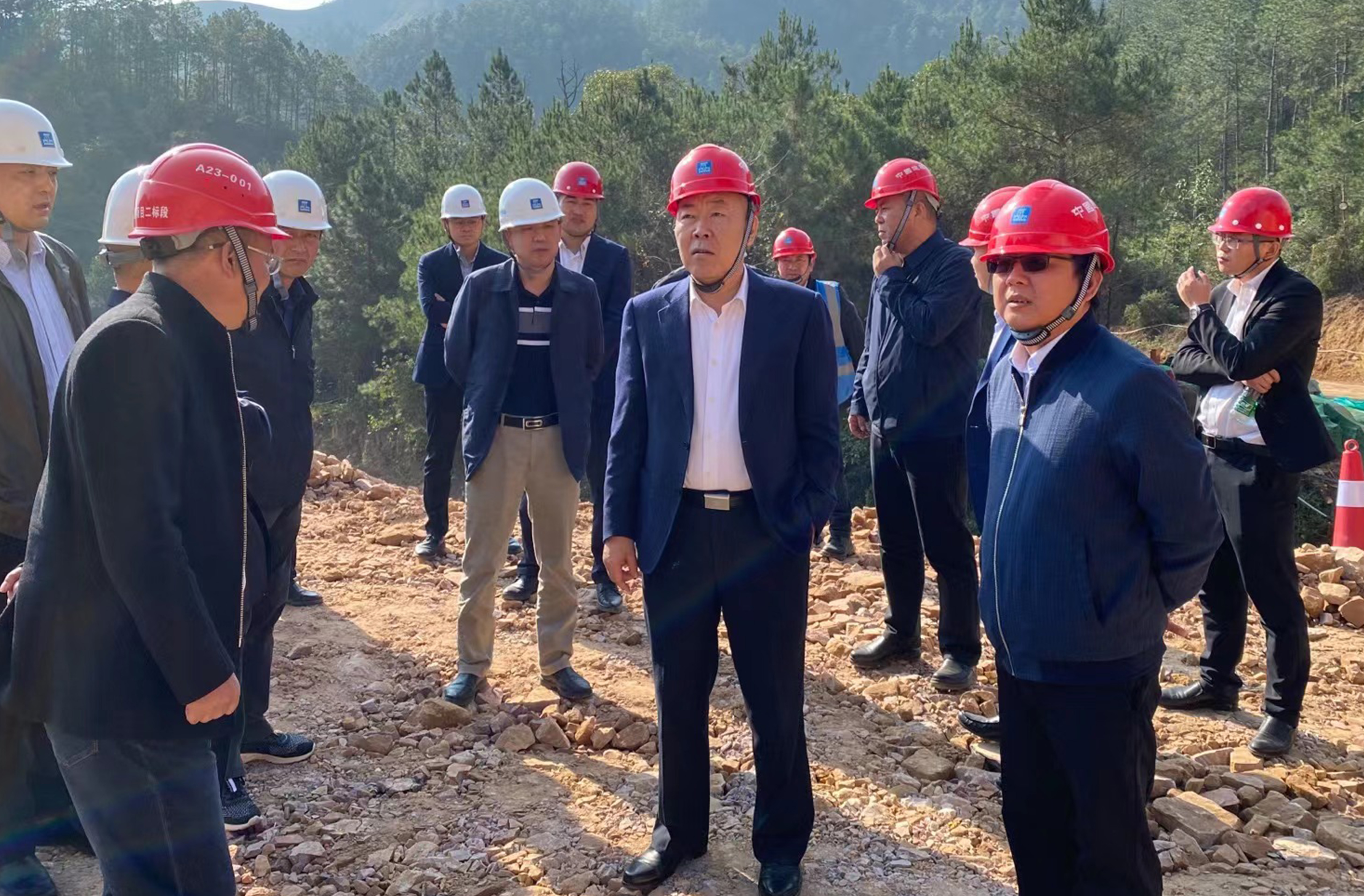 中建基础党委副书记,董事,执行总经理程贵堂调研土木公司广西苍昭高速