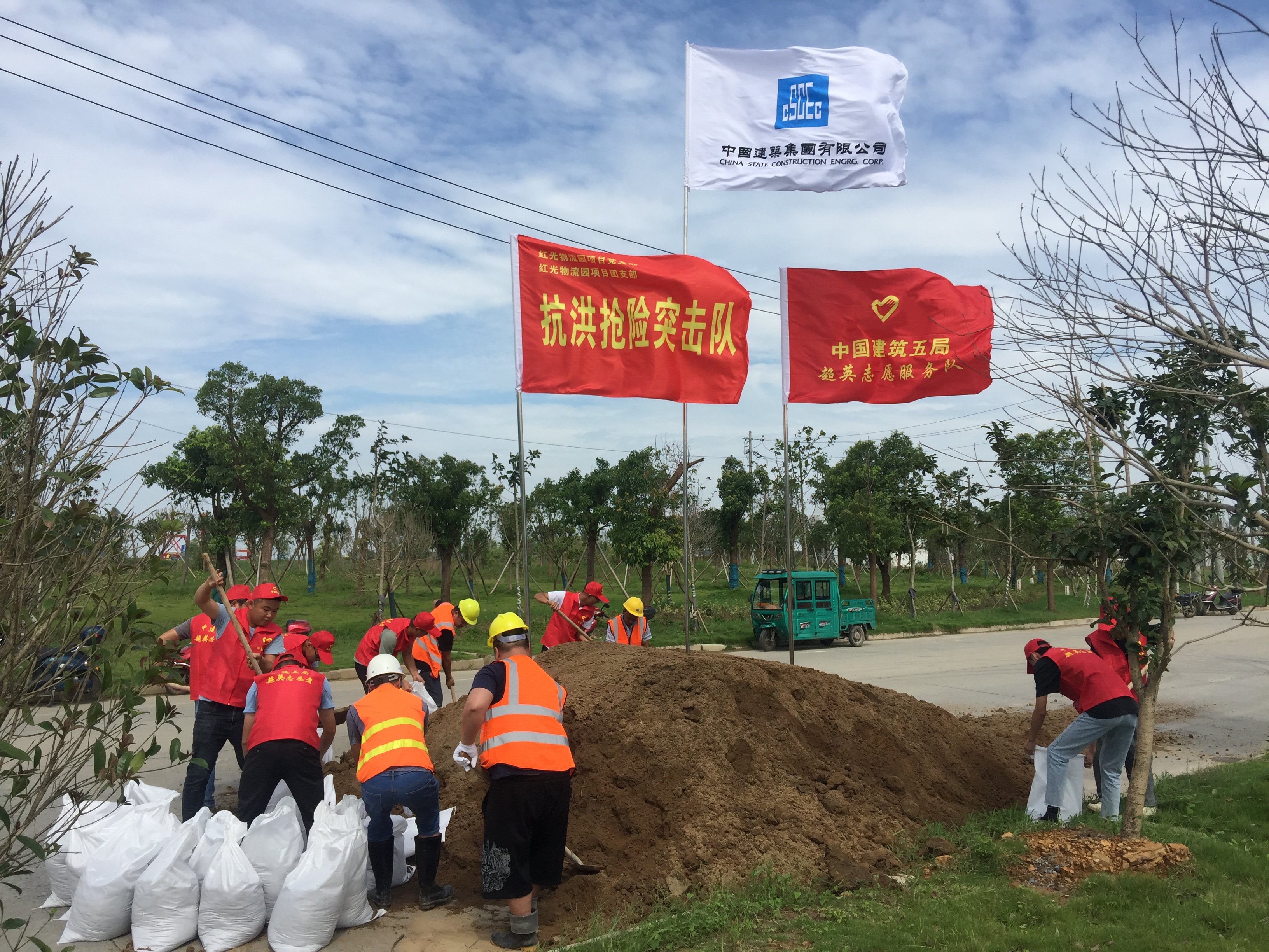 二、青年突击队搭筑防汛子堤.jpg 二、青年突击队搭筑防汛子堤.jpg