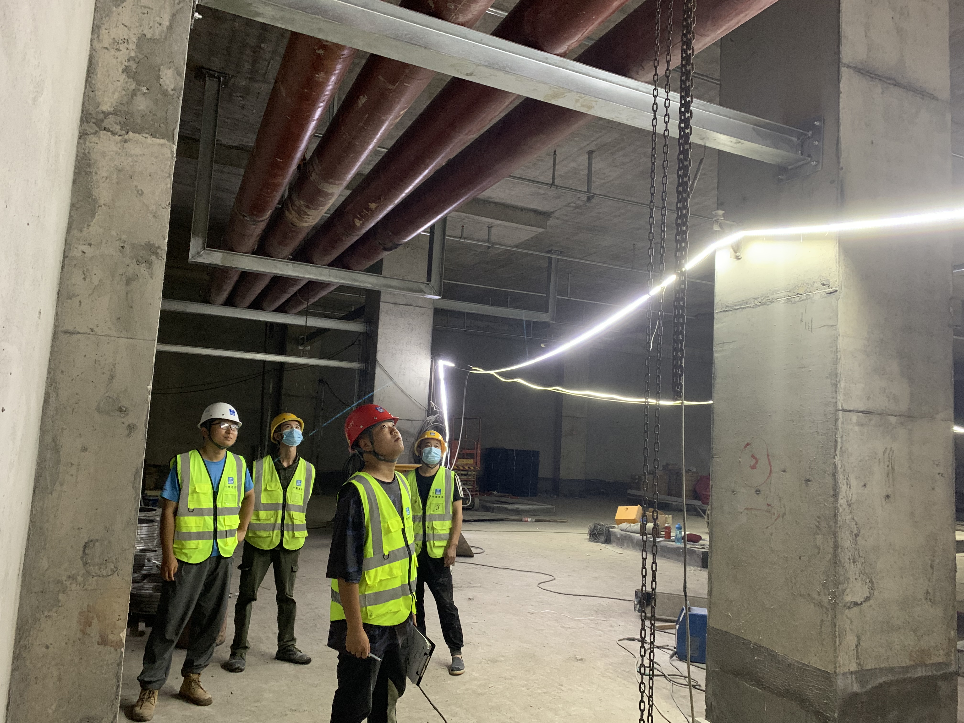 管理人员及班组长共同检查现场安全隐患.jpg 管理人员及班组长共同检查现场安全隐患.jpg