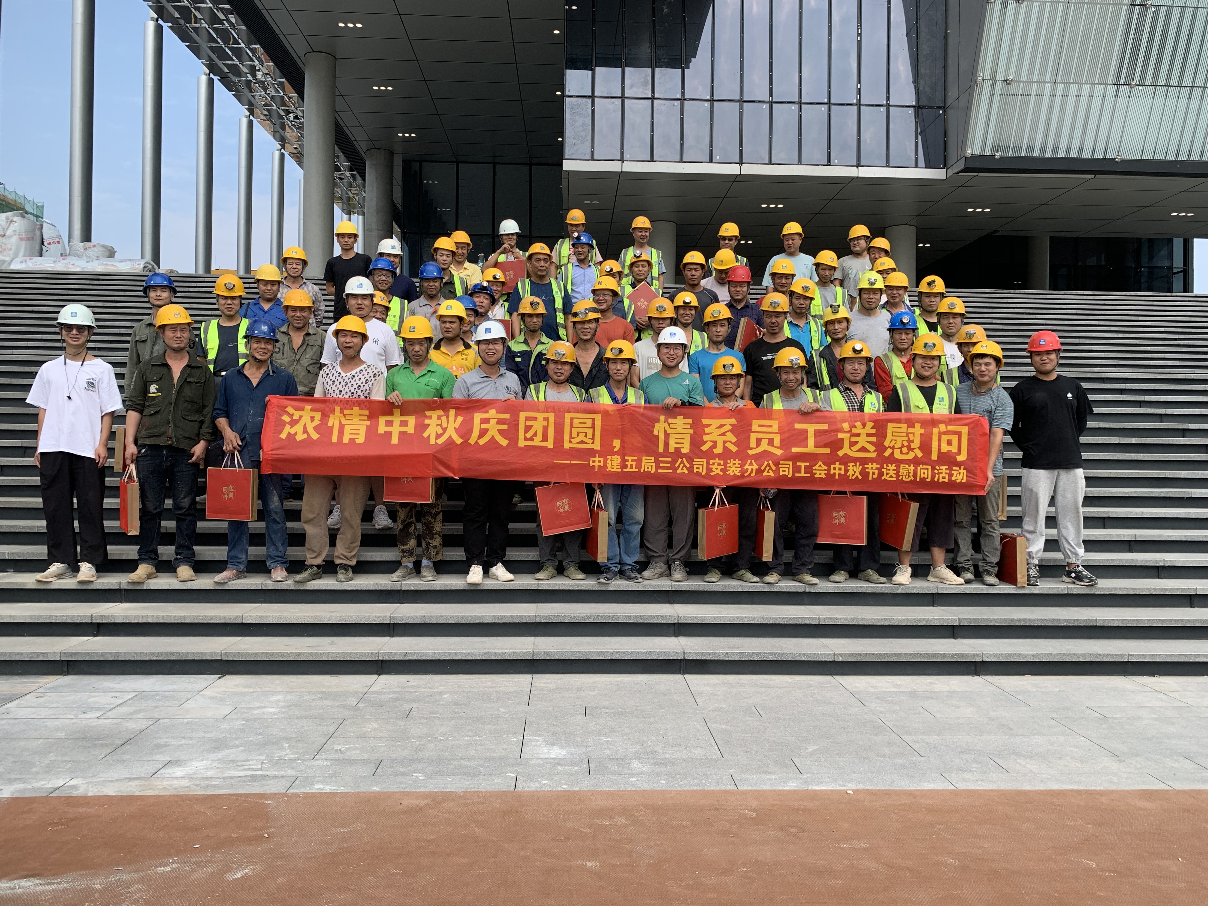 节日慰问活动合影.jpg 节日慰问活动合影.jpg