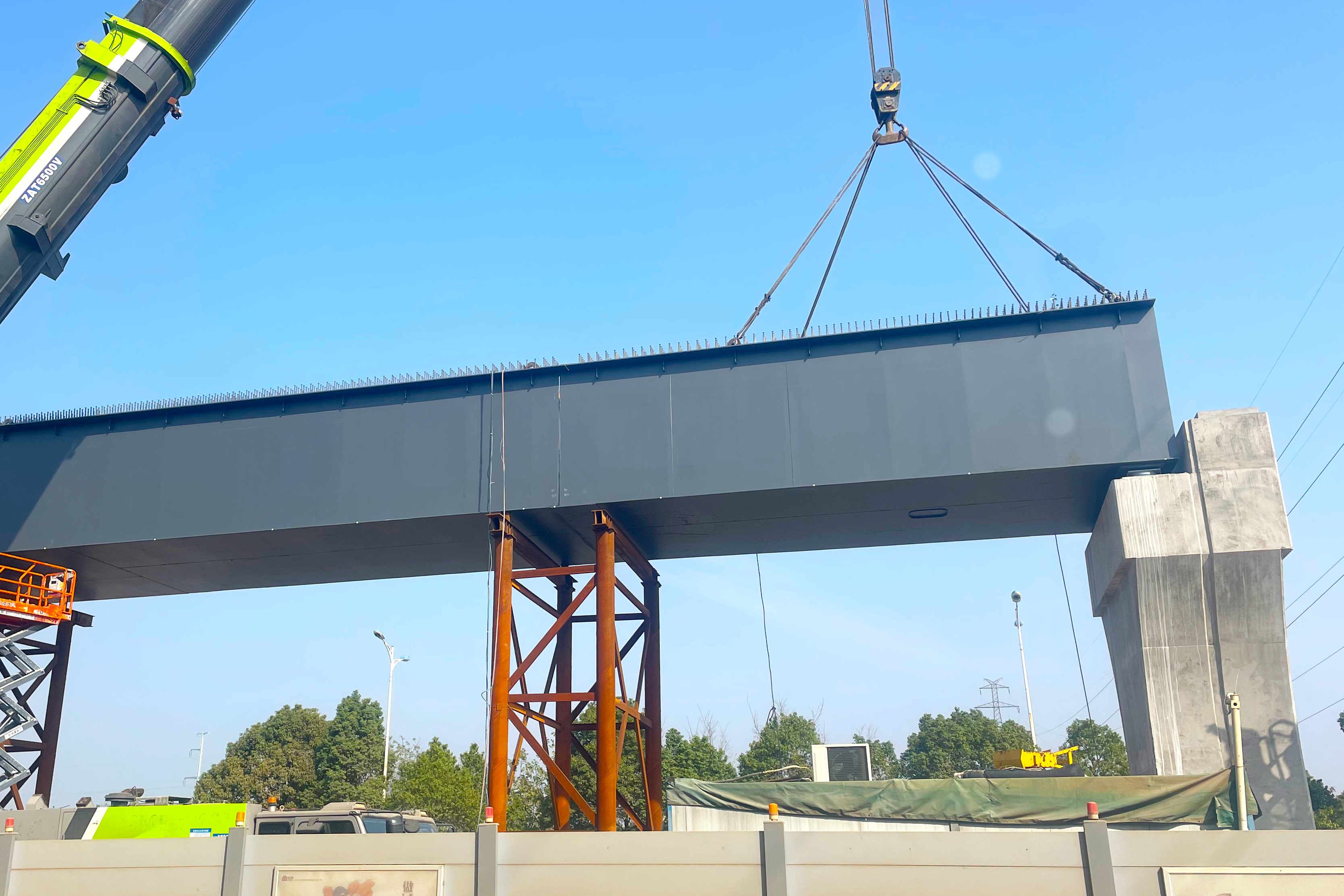 最后一联钢混组合连续梁高空对接吊装.png 最后一联钢混组合连续梁高空对接吊装.png