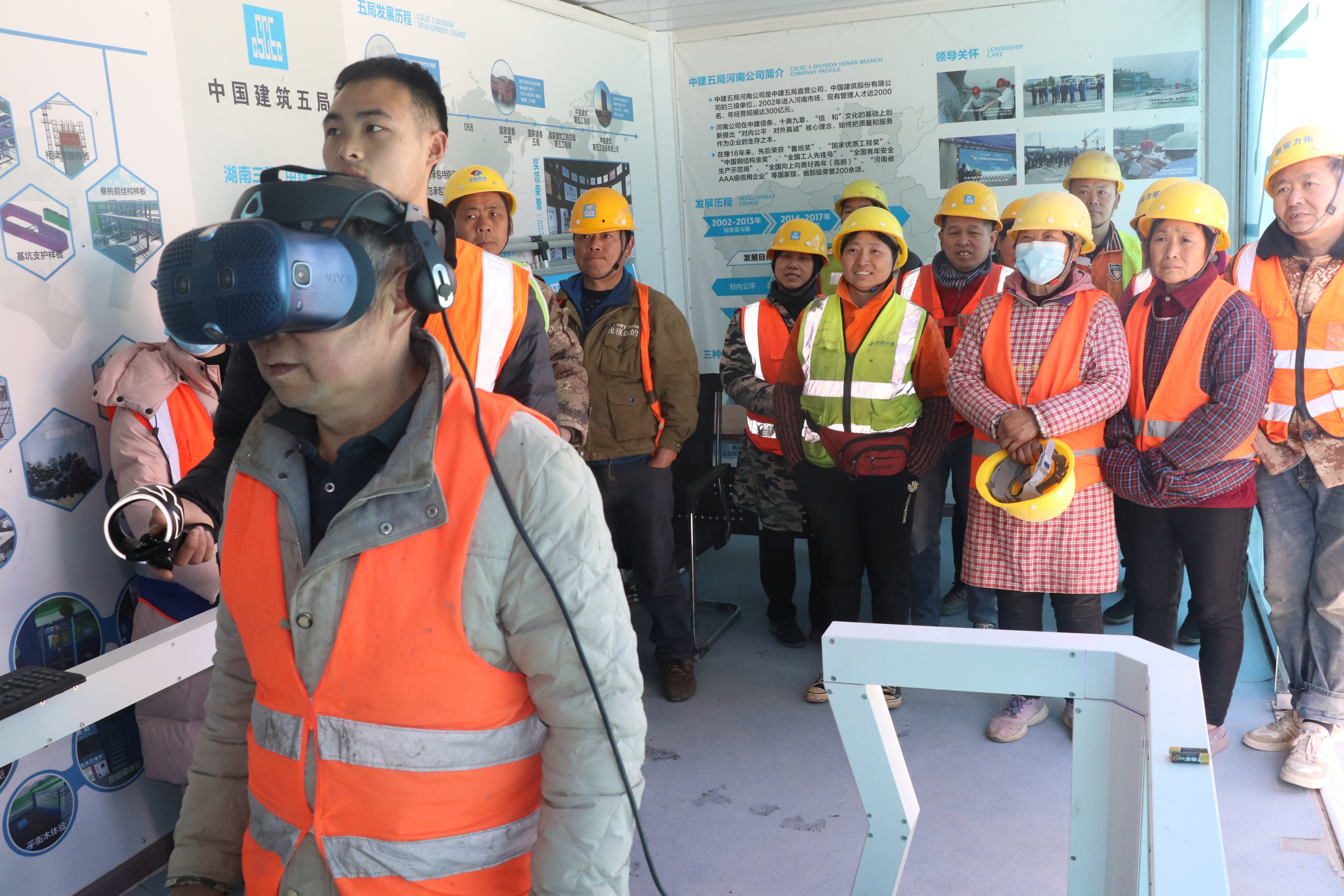 家属在质量安全VR体验馆体验.JPG