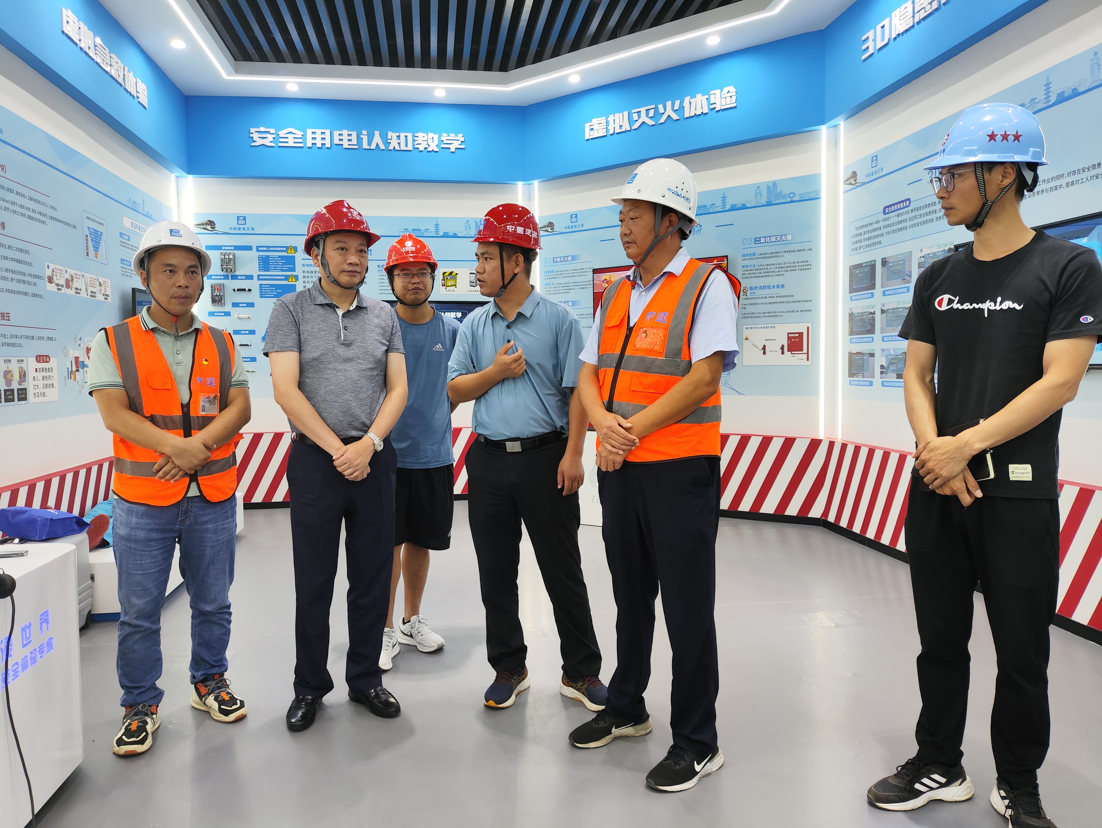 张军参观展厅(左二).jpg 张军参观展厅(左二).jpg