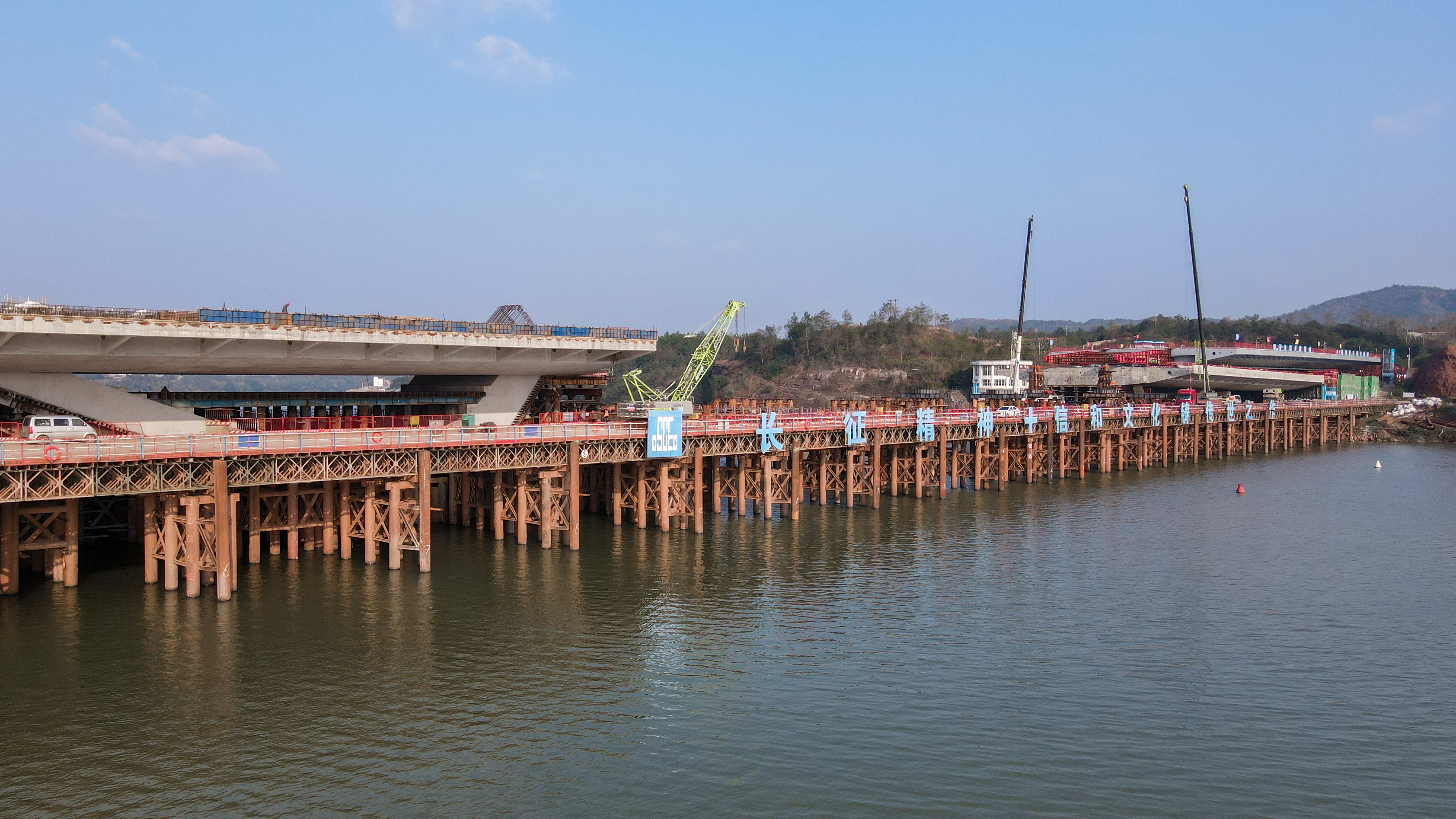于都胜利大桥钢箱梁顶推中.jpg