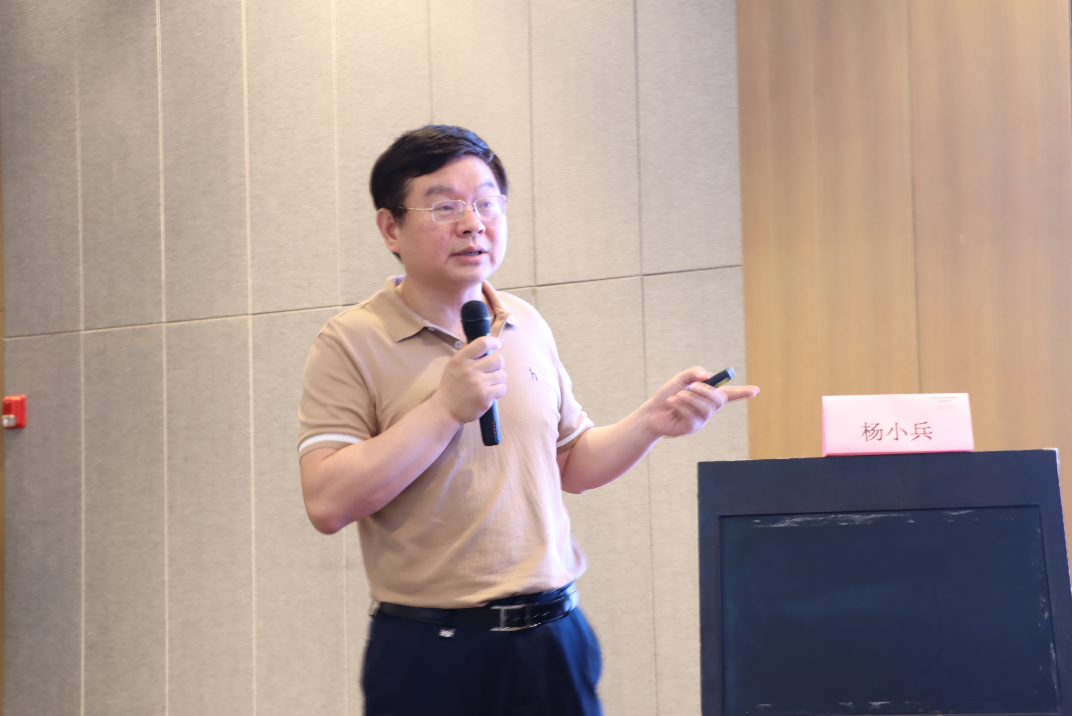 杨小兵主任.jpg 杨小兵主任.jpg