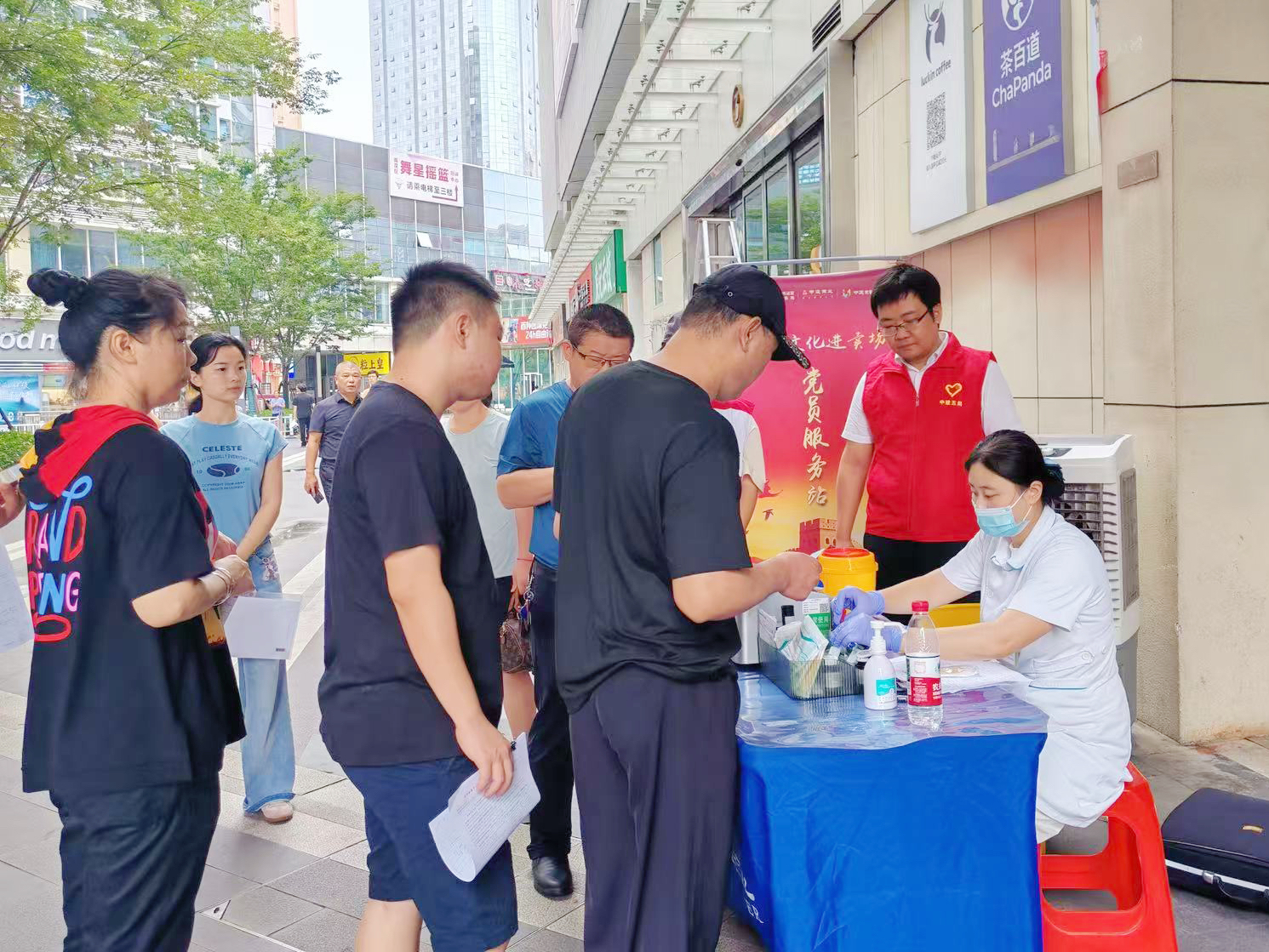 爱心献血现场.jpg 爱心献血现场.jpg