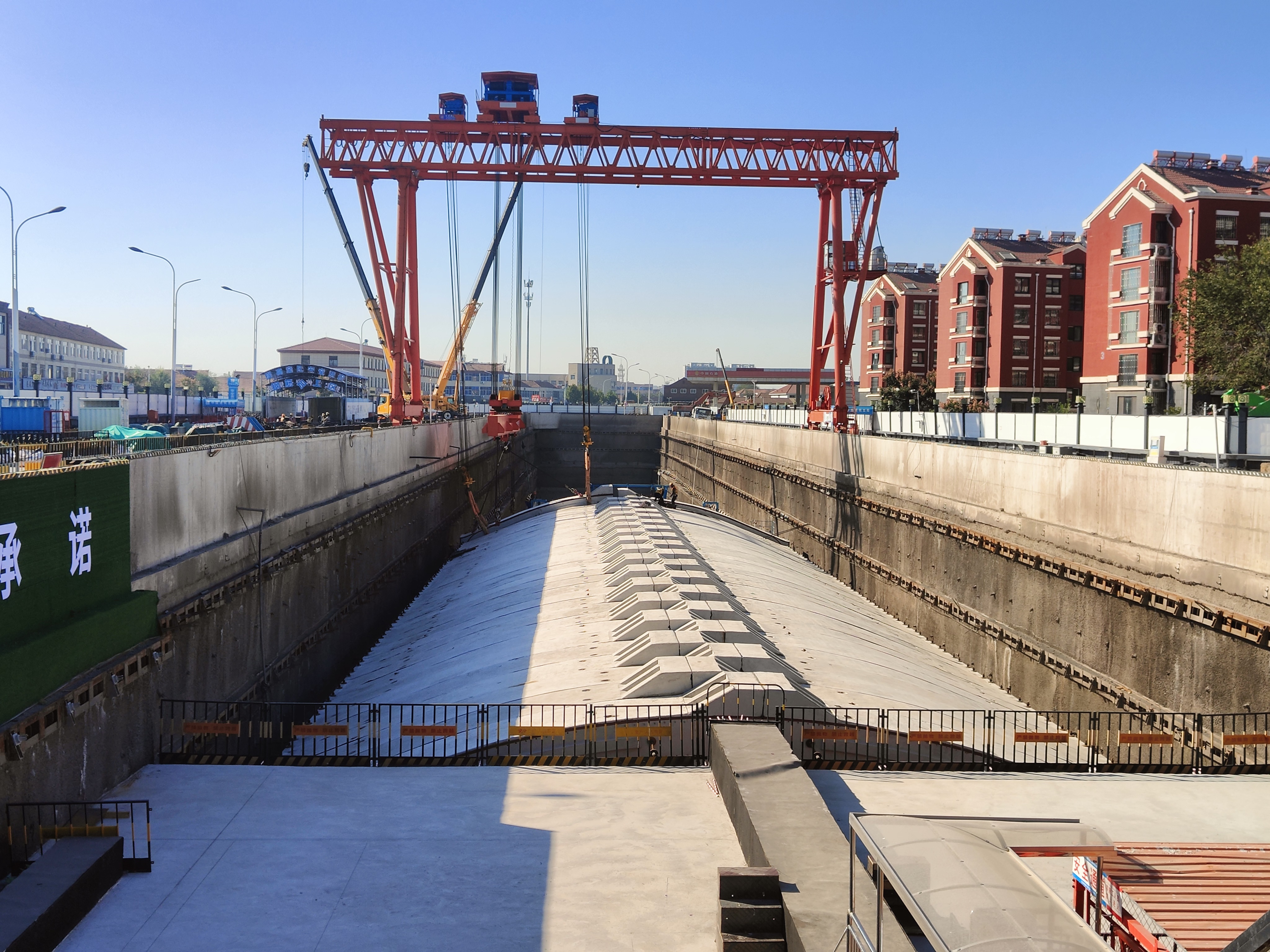 1.门式起重机.jpg 1.门式起重机.jpg