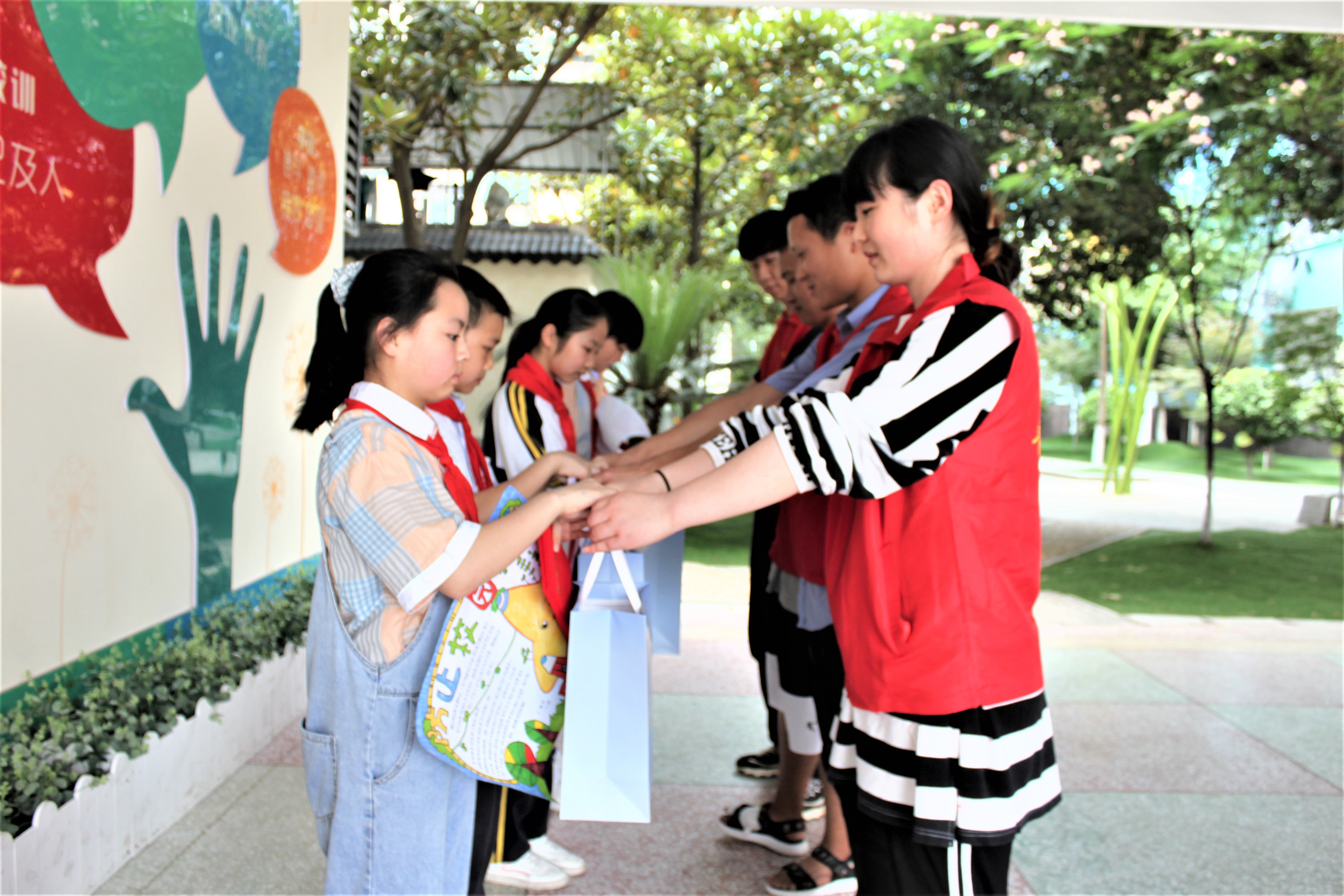 在甘露寺小学给优秀手抄报获奖者颁发奖品.jpg 在甘露寺小学给优秀手抄报获奖者颁发奖品.jpg