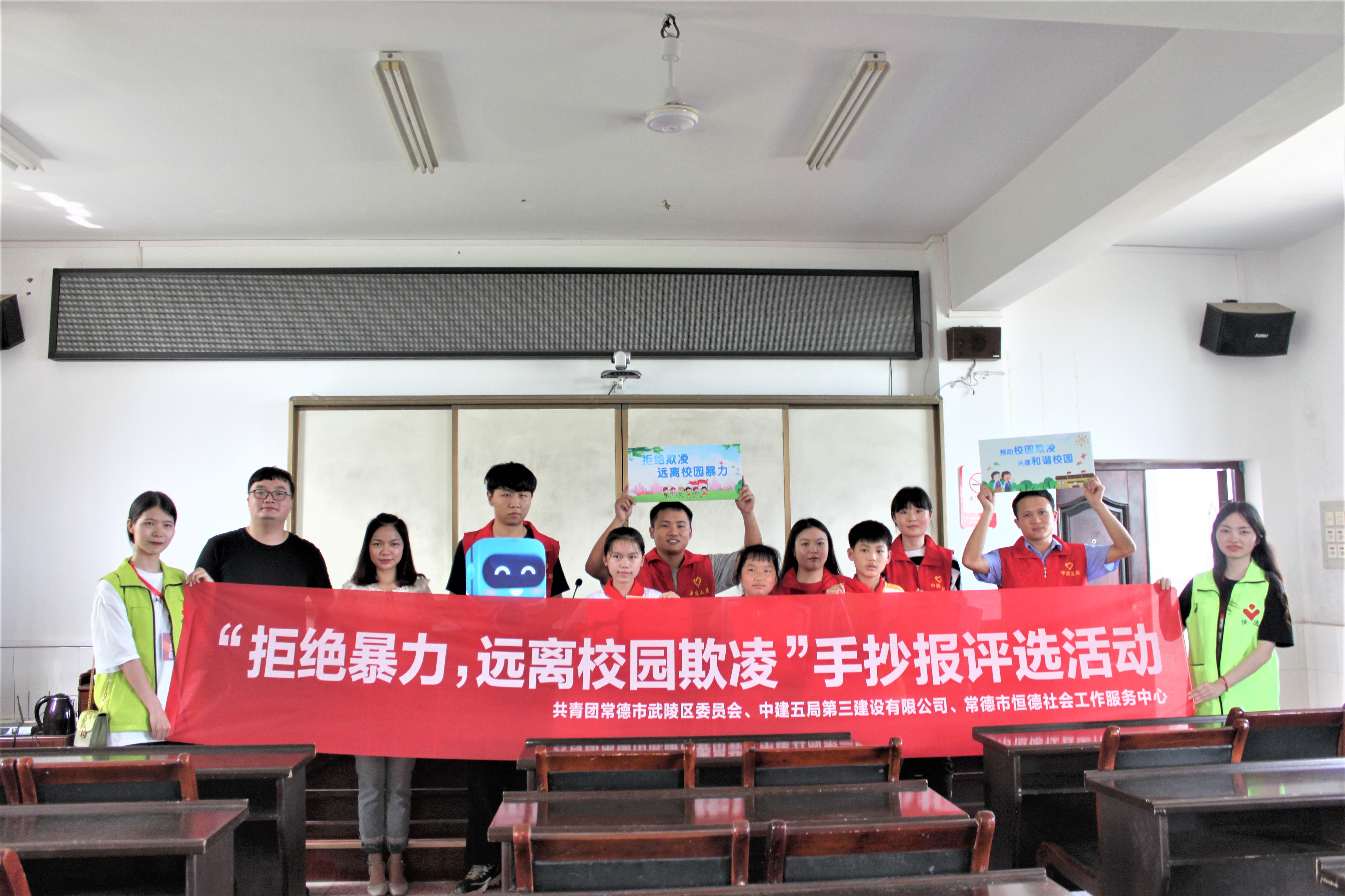 在社木铺小学表彰优秀手抄报获奖者(1).jpg 在社木铺小学表彰优秀手抄报获奖者(1).jpg