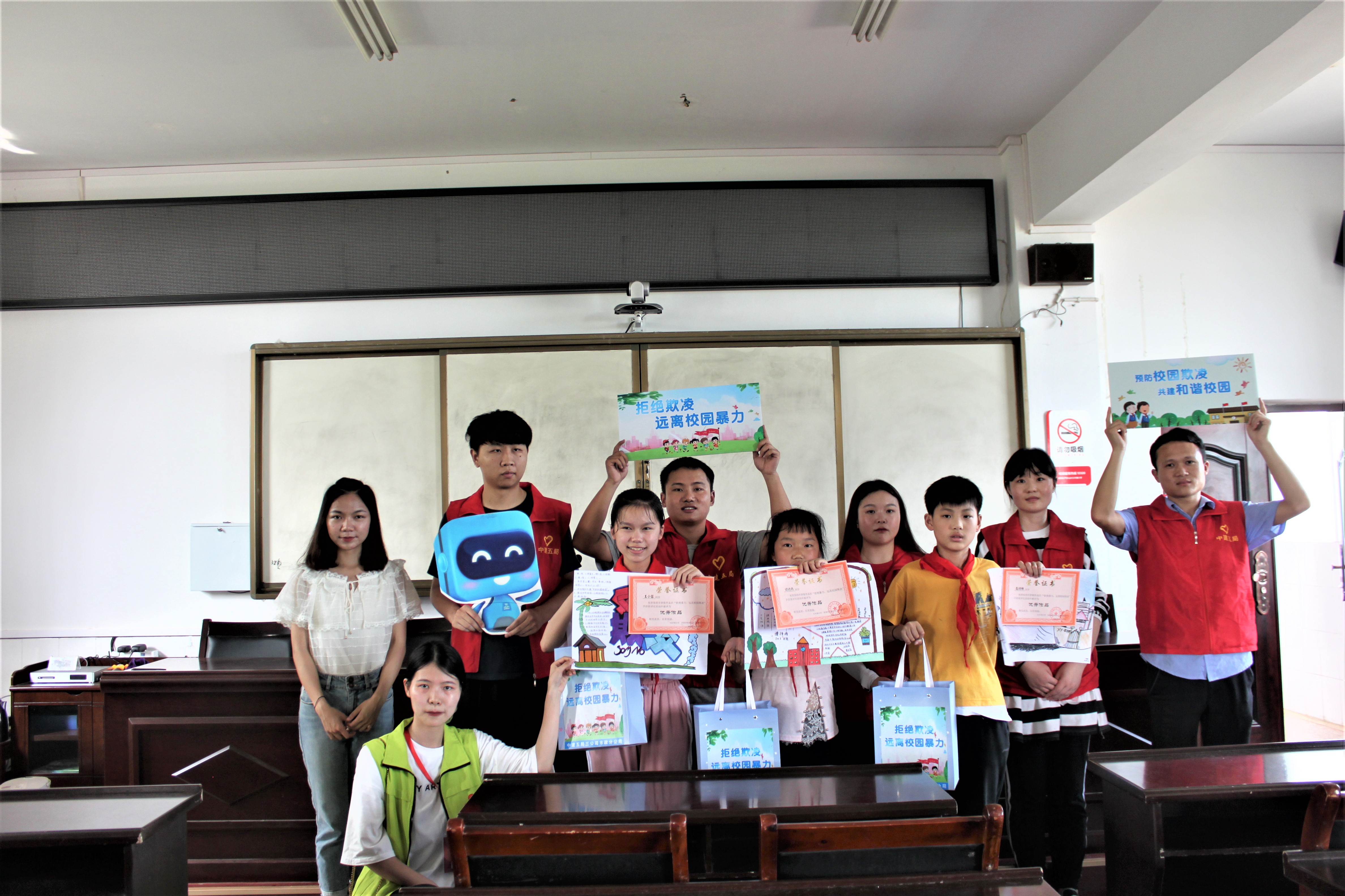 在社木铺小学表彰优秀手抄报获奖者(2).jpg 在社木铺小学表彰优秀手抄报获奖者(2).jpg