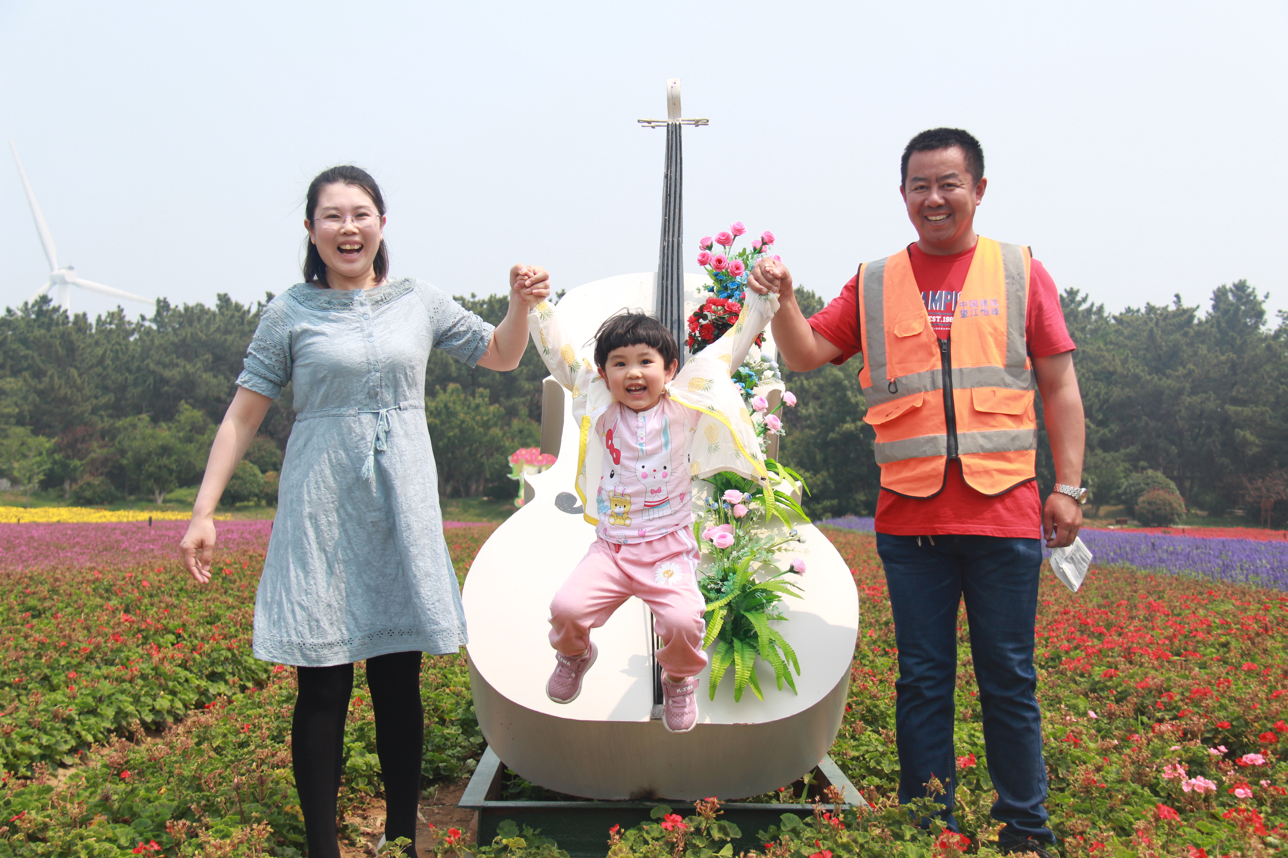 梁辉一家人在锦绣花海拍摄全家福.JPG