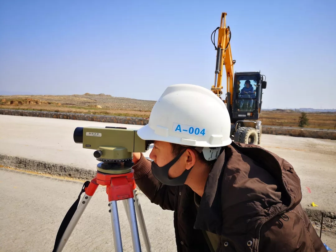 陈壮图工作时的照片.jpg 陈壮图工作时的照片.jpg