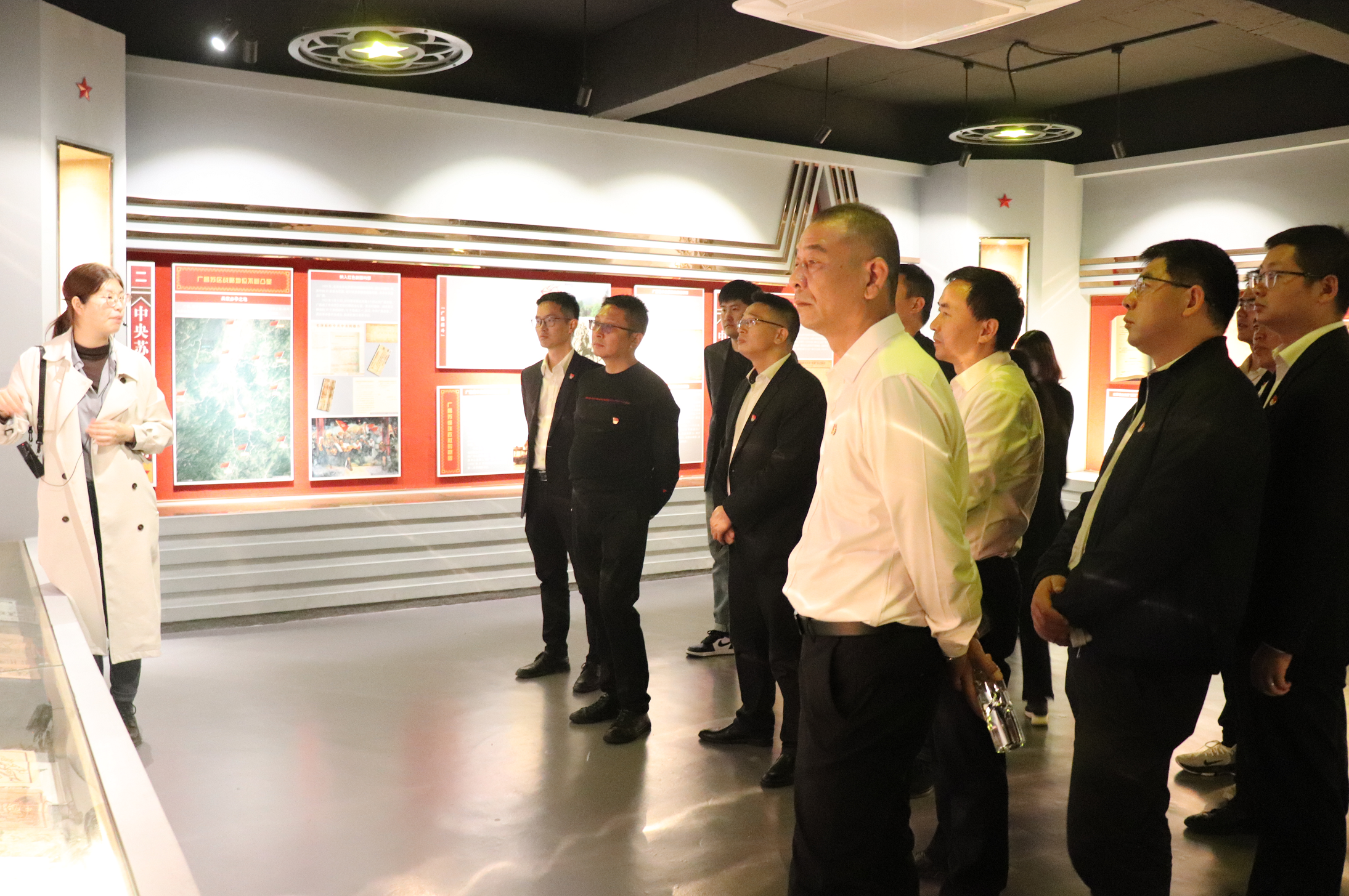 附件4：参观高虎脑战役红色陈展室.png