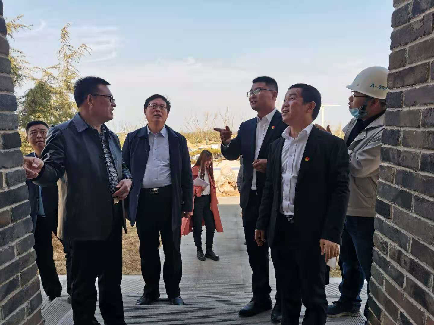 调研组了解现场施工情况.jpg 调研组了解现场施工情况.jpg