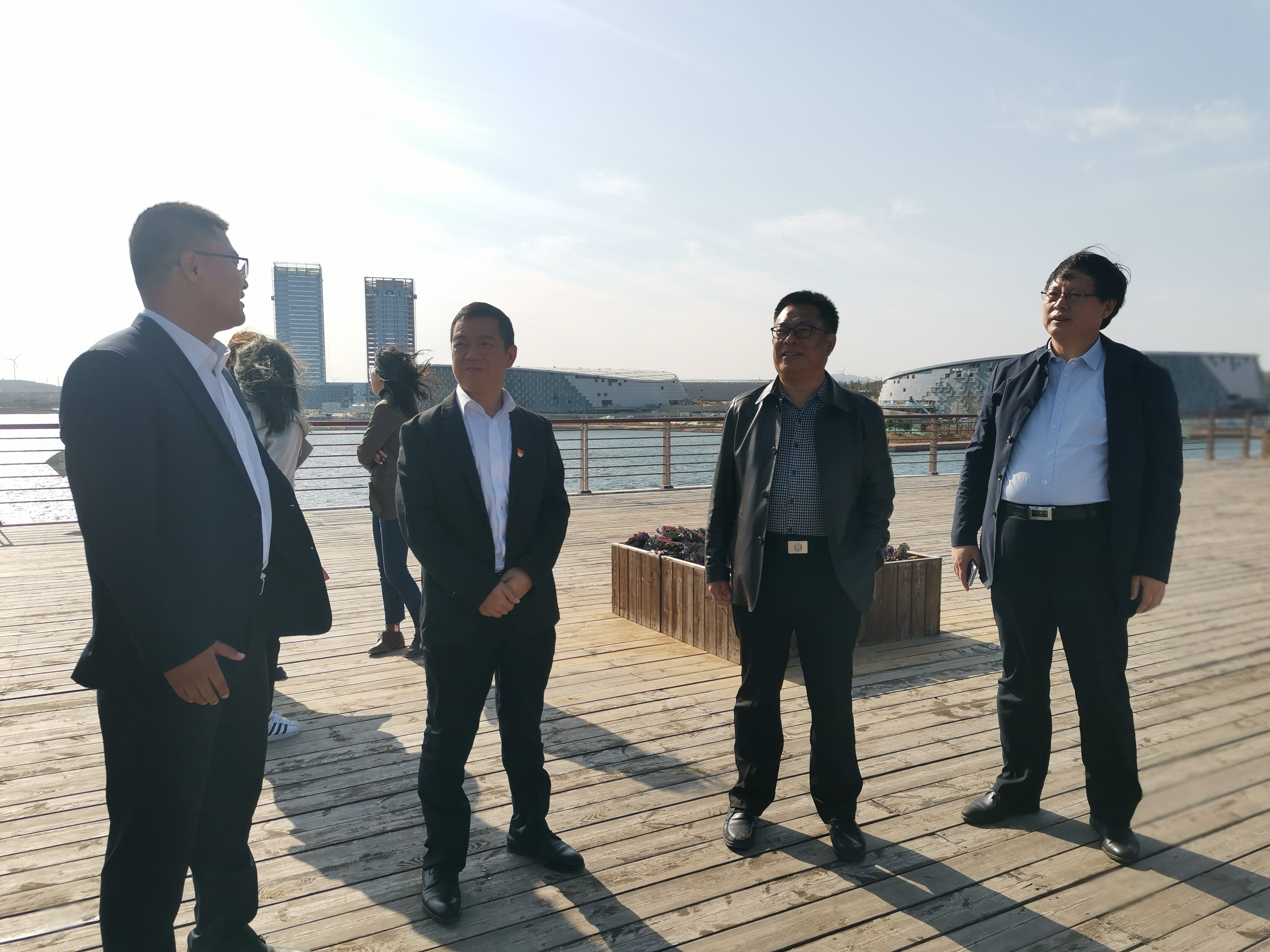 调研组深入施工现场开展调研.jpg 调研组深入施工现场开展调研.jpg