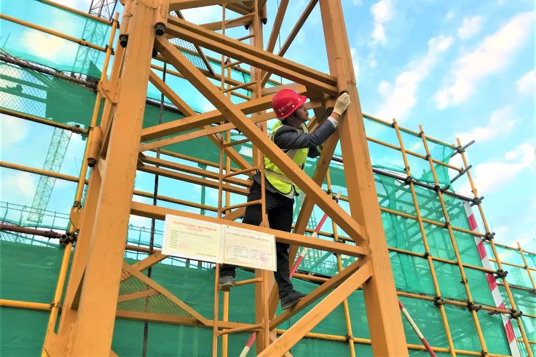 【华东公司】坚守安全"生命线" | 陈帅梁:争做安全表"帅",顶起监督大"