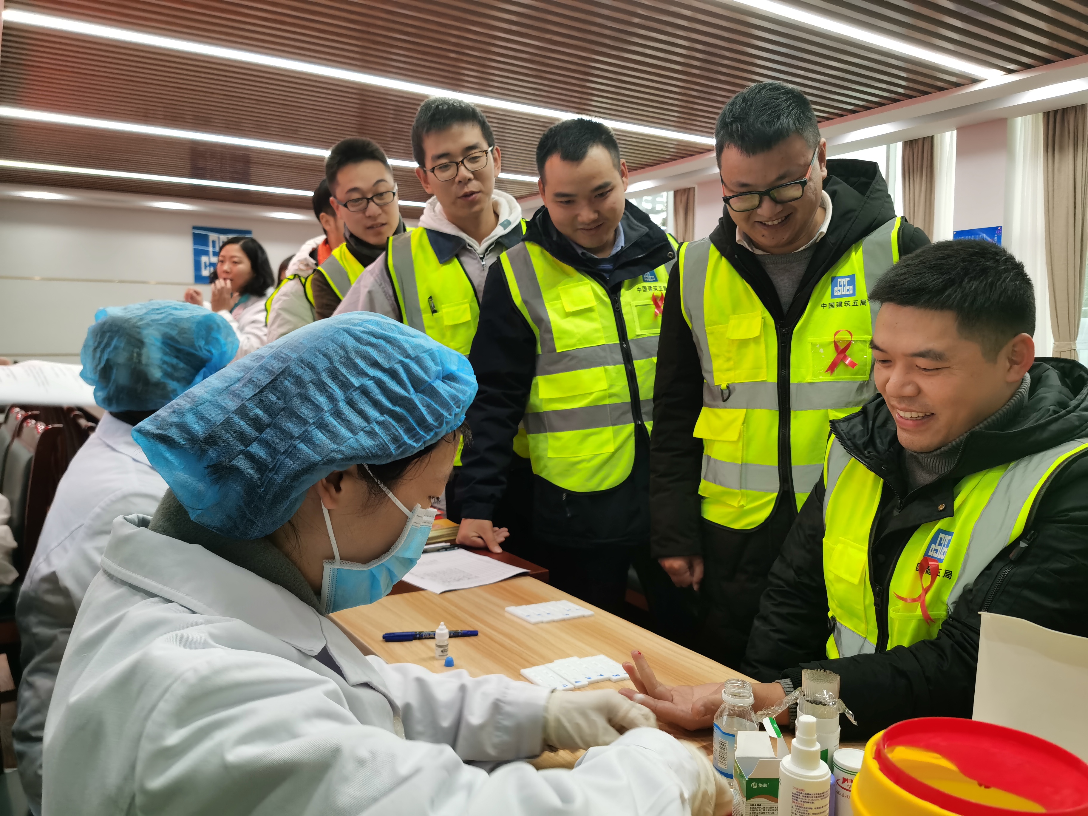 兴隆中医医院检验师为建设者抽血检测.jpg 兴隆中医医院检验师为建设者抽血检测.jpg