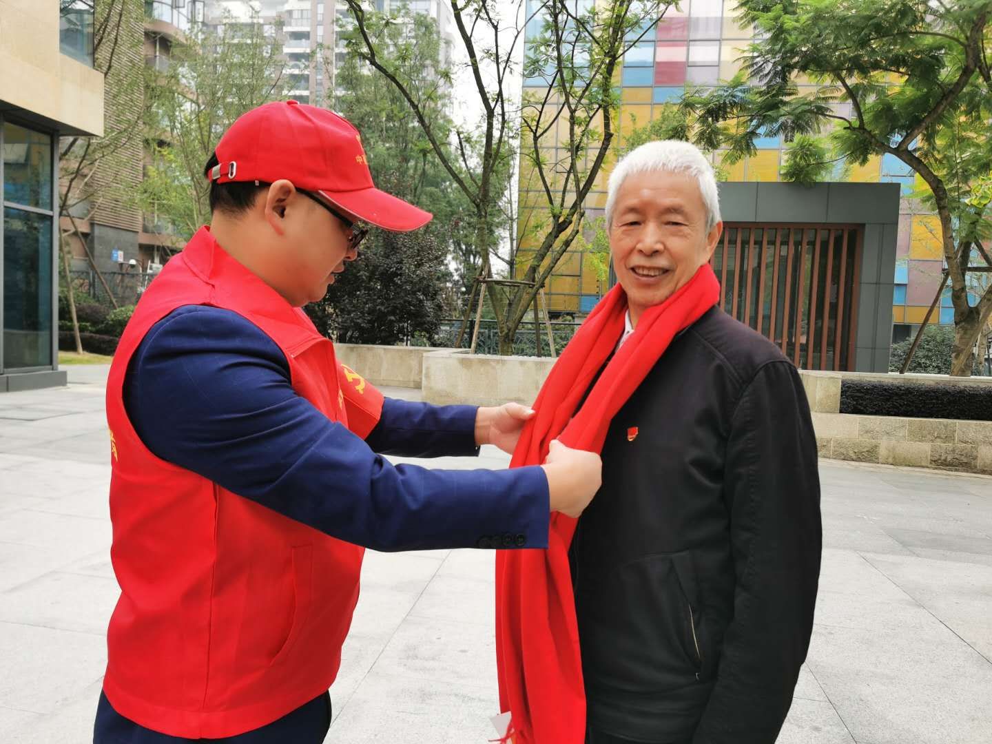 重阳节,支部党员走进社区慰问老党员,聆听初心故事.jpg 重阳节,支部党员走进社区慰问老党员,聆听初心故事.jpg